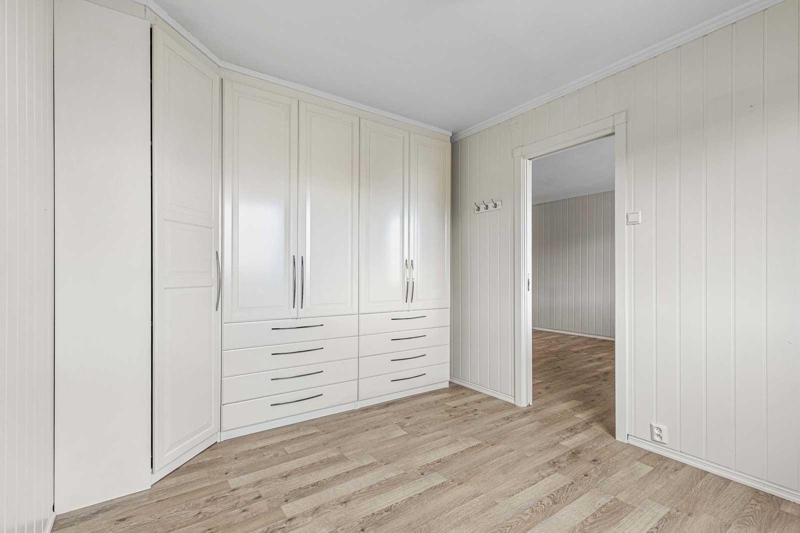 Hovedsoverommet er utstyrt med en praktisk, plassbygd garderobeløsning som gir rikelig med oppbevaringsplass. Galleribilde