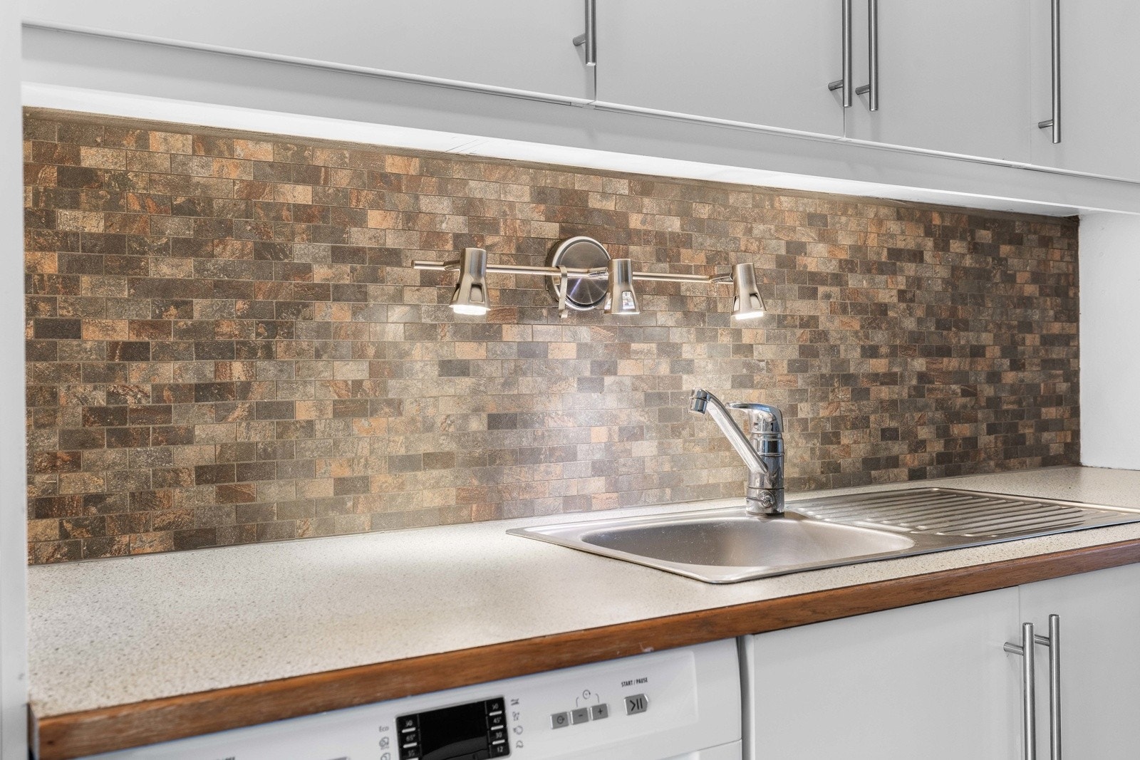 Det er designet med fokus på funksjonalitet, og har rikelig med skap- og benkeplass. Galleribilde