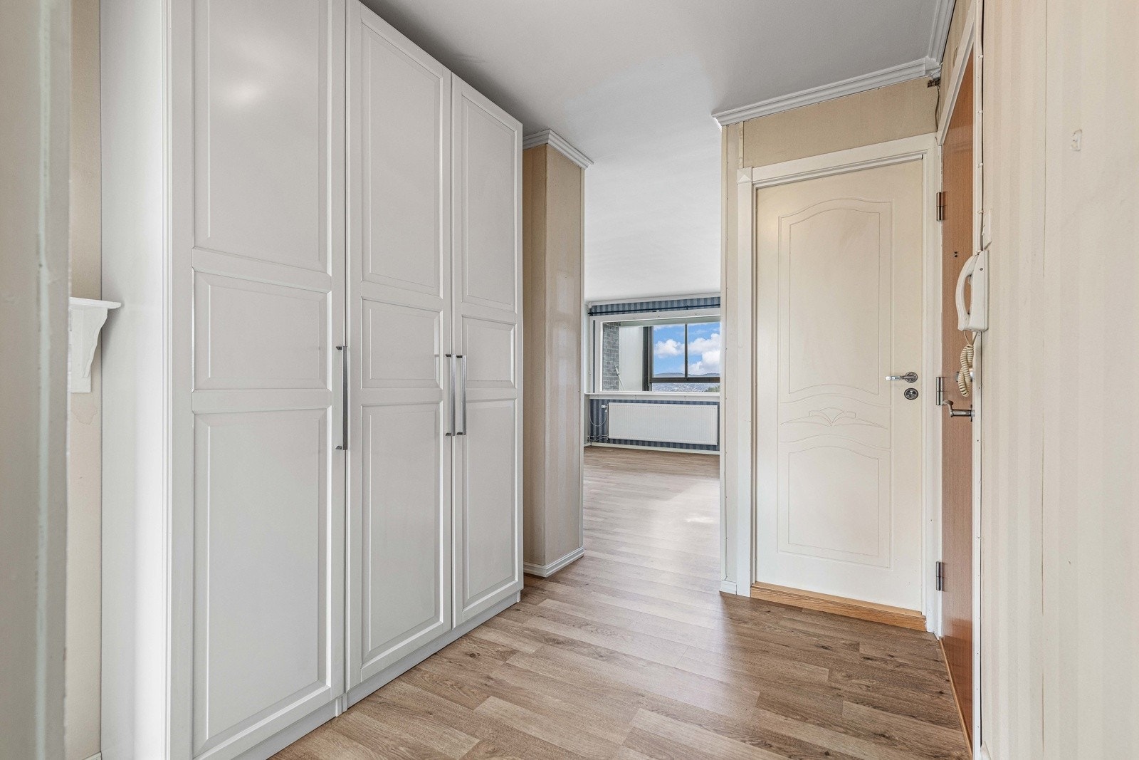 Entreen gir et godt førsteinntrykk av leiligheten og er innredet med et stort garderobeskap hvor yttertøyet pent kan ryddes bort. Galleribilde