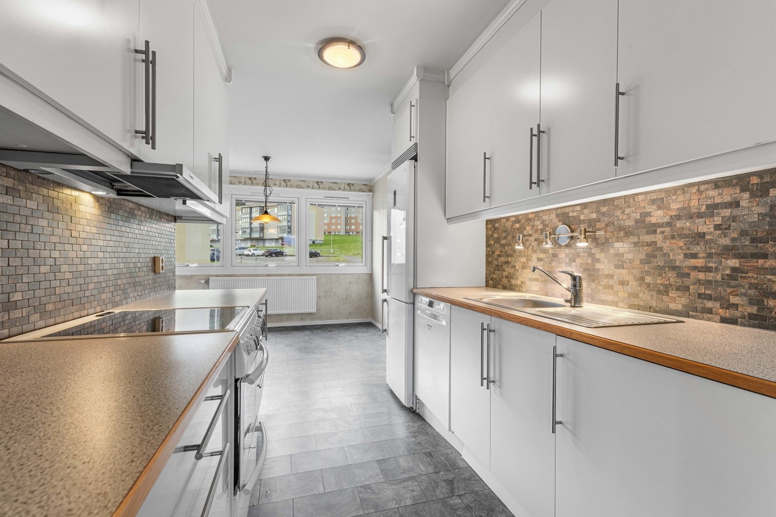 Kjøkkenet har IKEA-innredning med glatte fronter og laminert benkeplate med nedfelt utslagsvask. Galleribilde