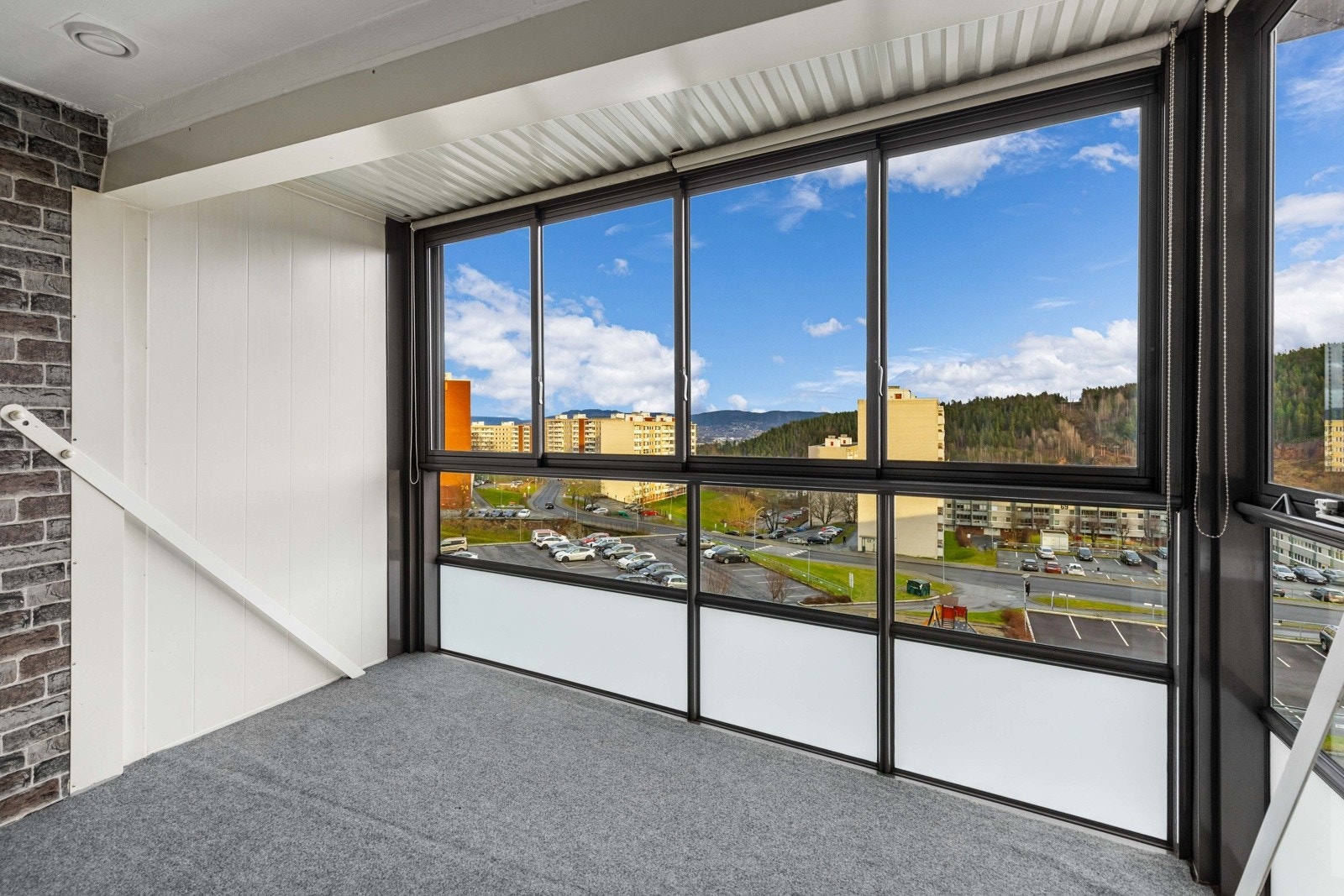 Fra stuen er det utgang til en innglasset balkong med god plass til utemøblement. Galleribilde