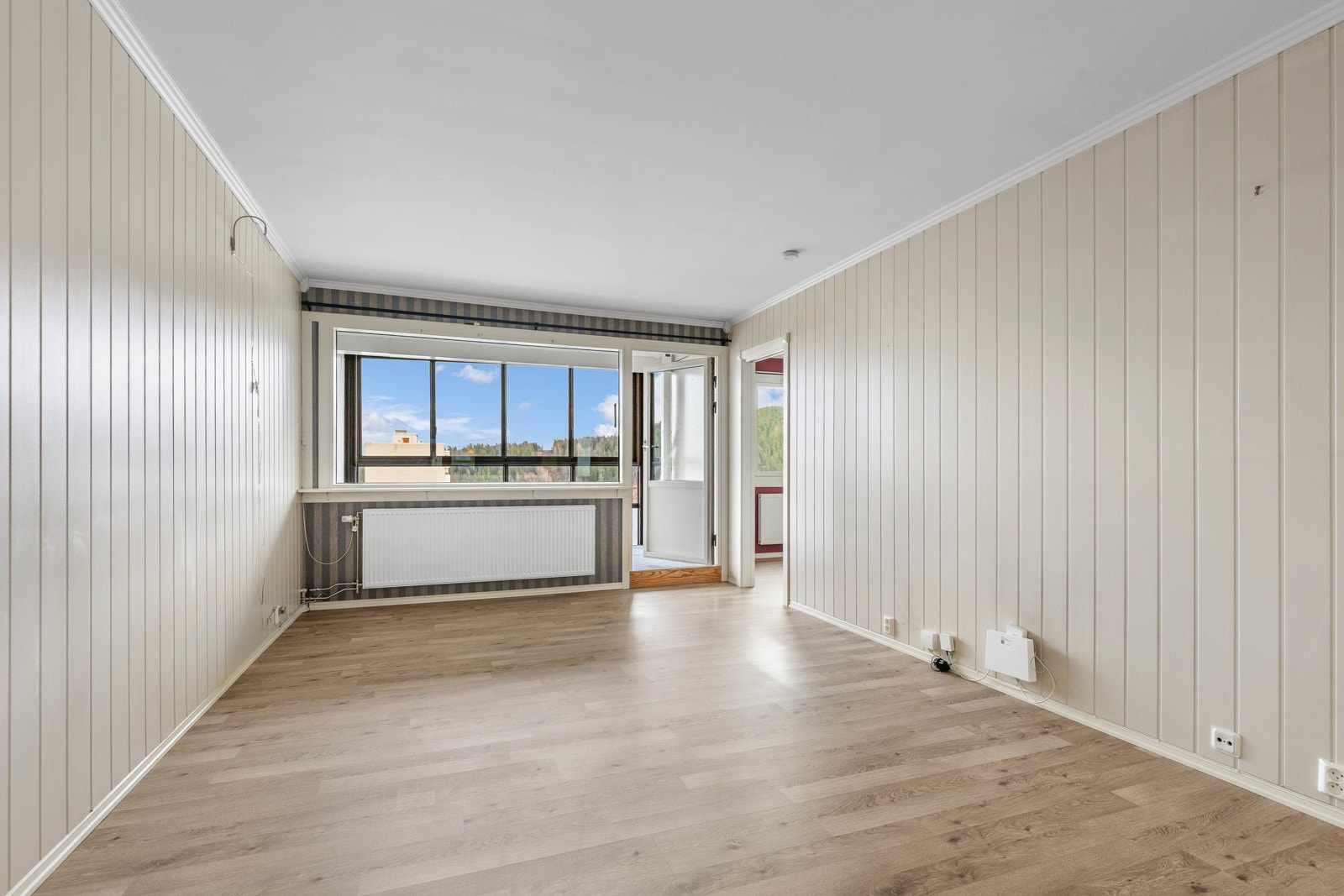 Leiligheten har en luftig stue med gode vindusflater som ivaretar den luftige utsikten. Galleribilde