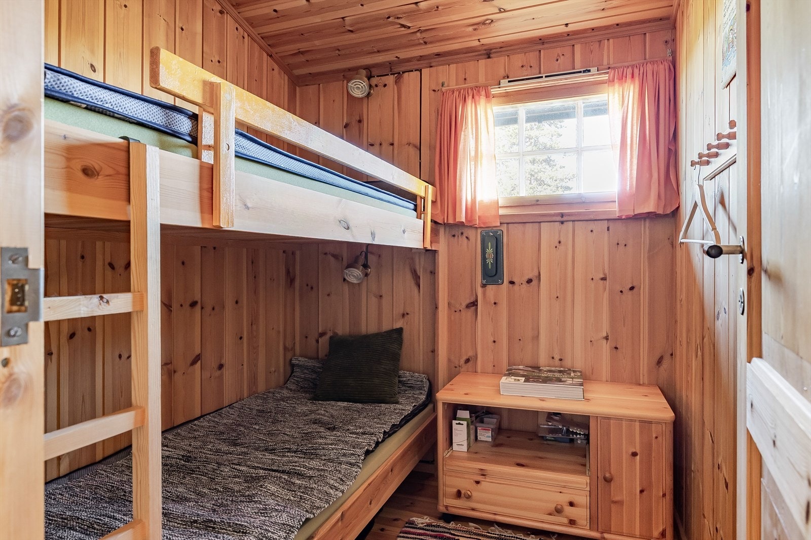 Den andre soverommet er innredet med en køyeseng som medfølger. Galleribilde