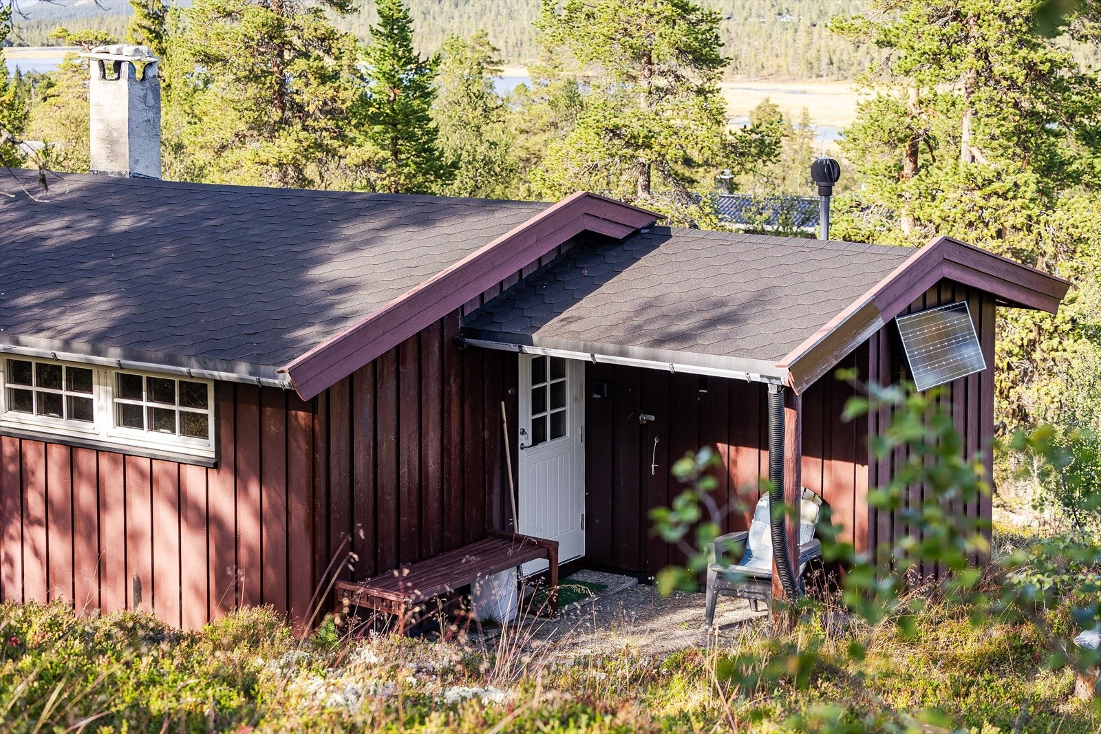 Hytta har et overbygd inngangsparti med adkomst til utvendig bod. Boden har godt med lagringsplass og er utstyrt med en bio-do fra 2021. Galleribilde