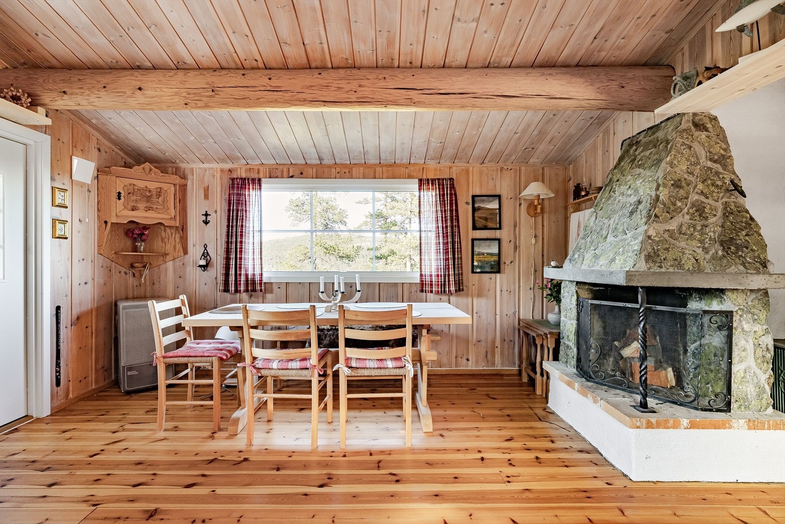 I stuen er det en åpen peis med natursteinsforblendet mur, samt en Jøtul vedovn. Galleribilde