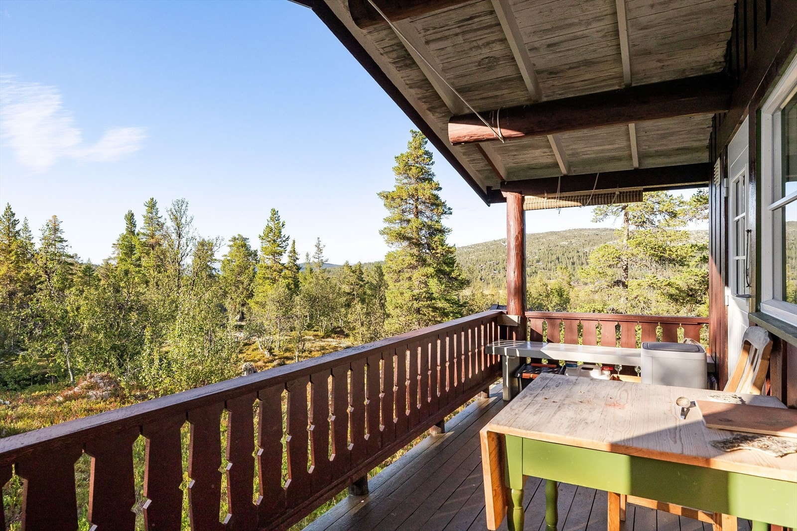 Den overbygde verandaen som har utgang fra stue byr på utsikt mot selve Løvåsen, Veslkletten og Kvannskardkletten. Galleribilde