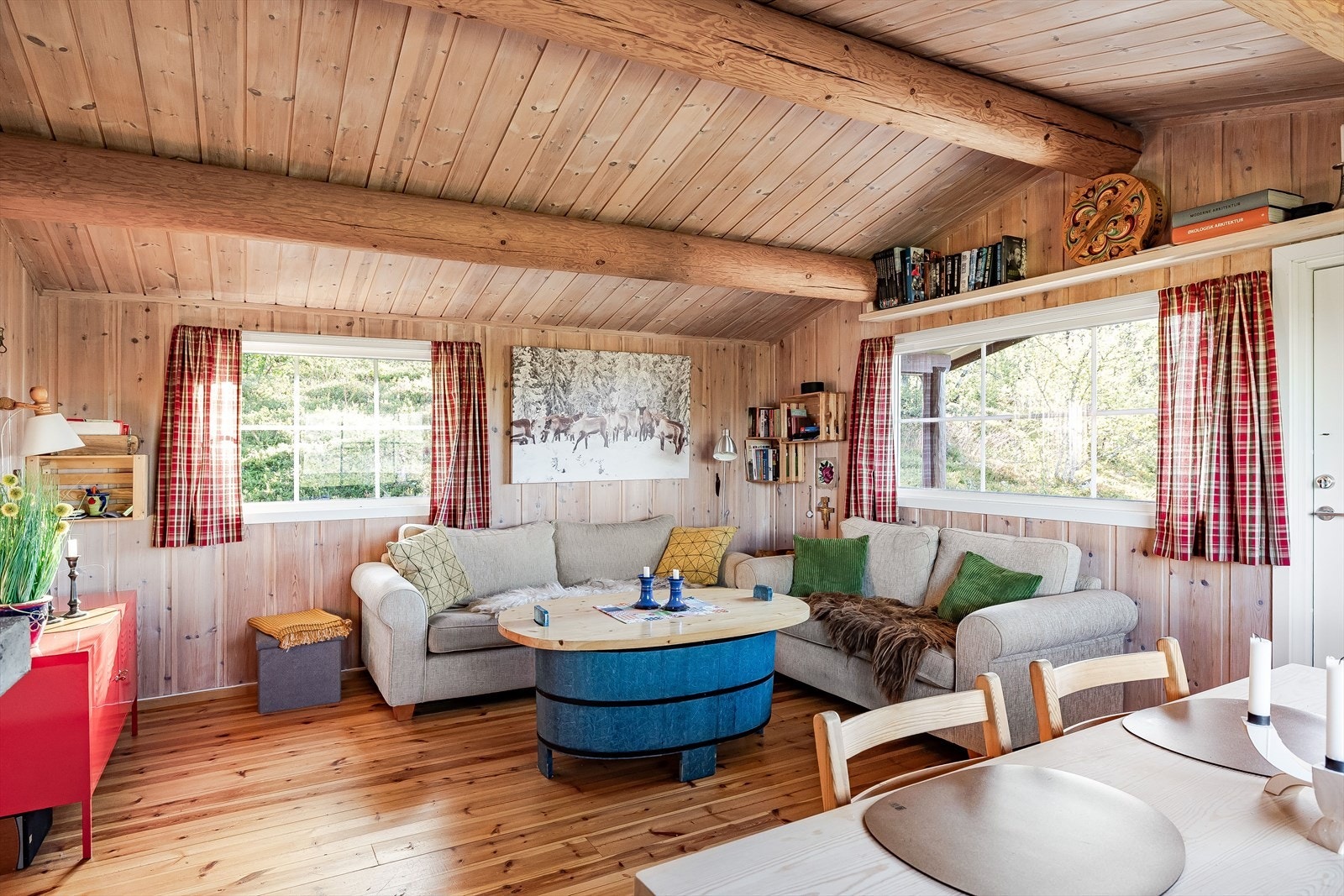 Godt med vindusflater på tre sider sørger for godt innslipp av naturlig dagslys. Stuen har også skråhimling med åser som fremhever den tradisjonelle hyttestilen. Galleribilde