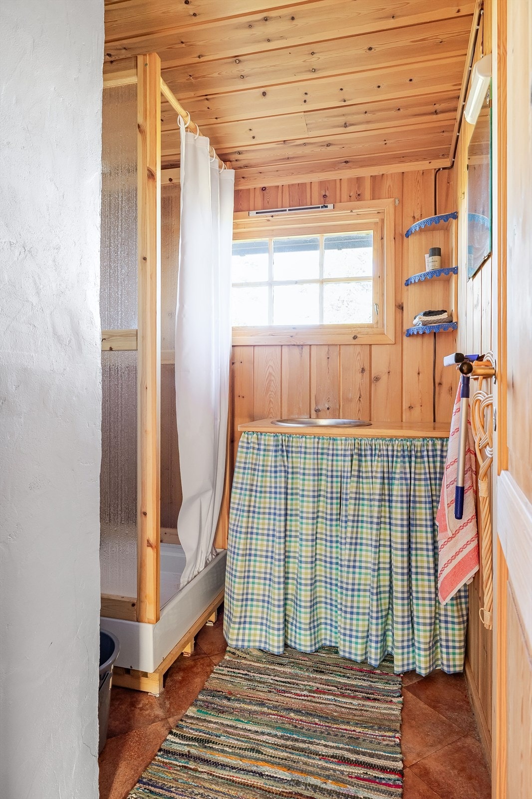 Mellom soverom og stue ligger sanitærrommet som er innredet med et dusjkabinett og servant nedfelt i benk. Galleribilde