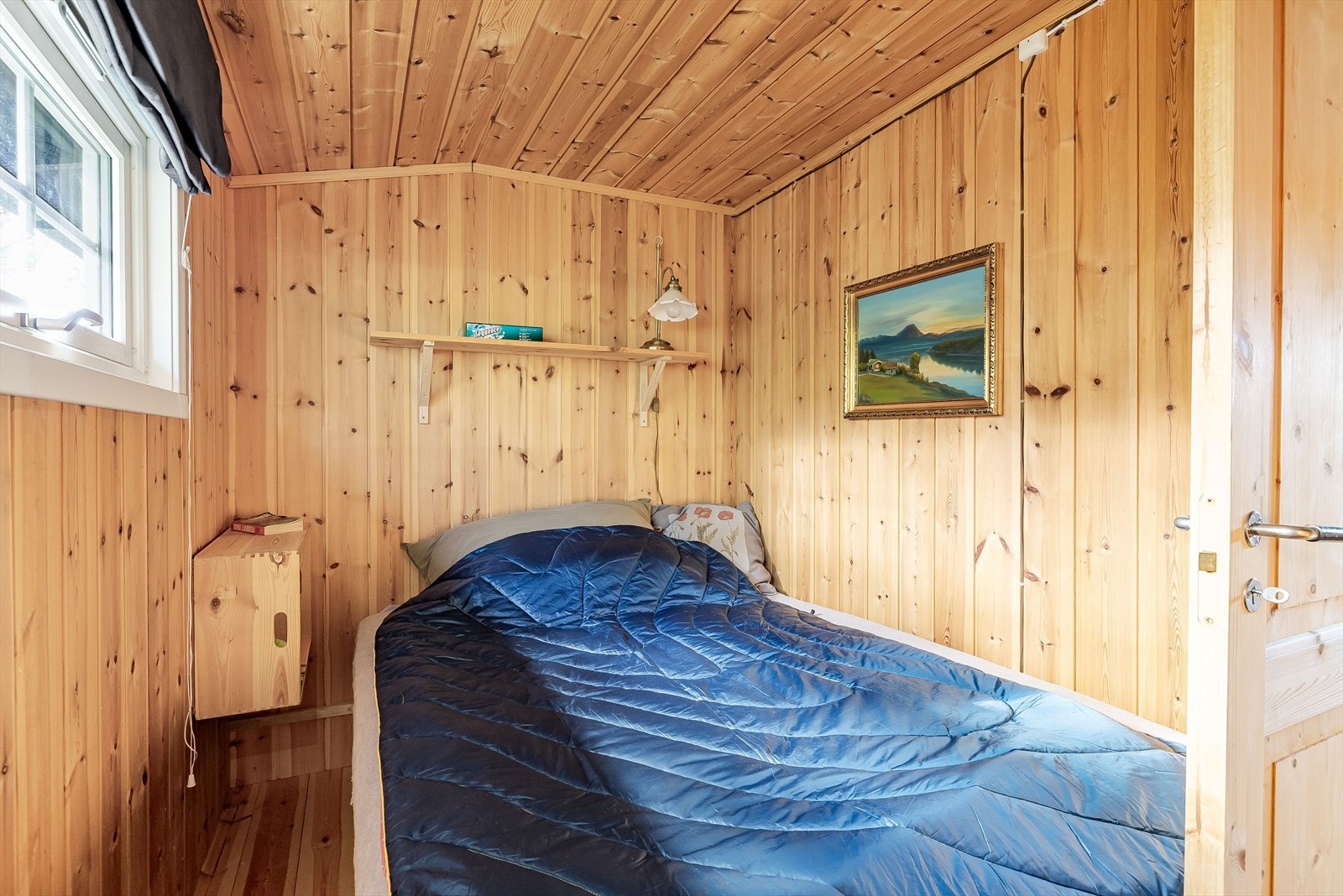 Det største soverommet er innredet med en bred seng som medfølger. Videre er rommet inredet med et plassbygd garderobeskap. Galleribilde