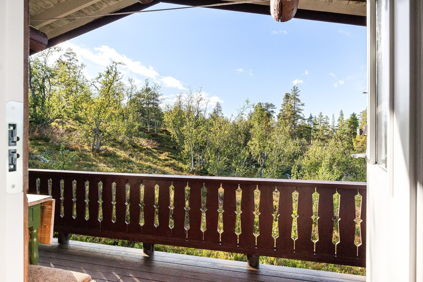 Hyggelig utsyn mot fjellterreng, sett fra verandaen. Galleribilde