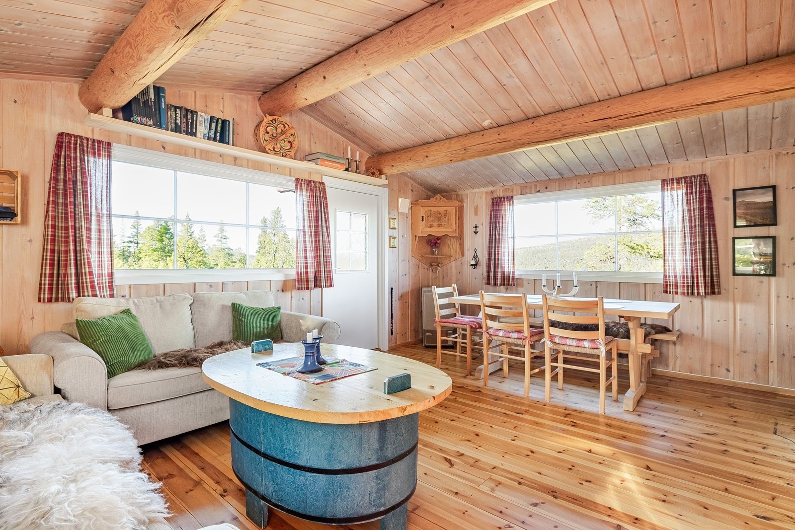 Stuen er møblert med en fin salong og spisestuemøbler som medfølger. Galleribilde