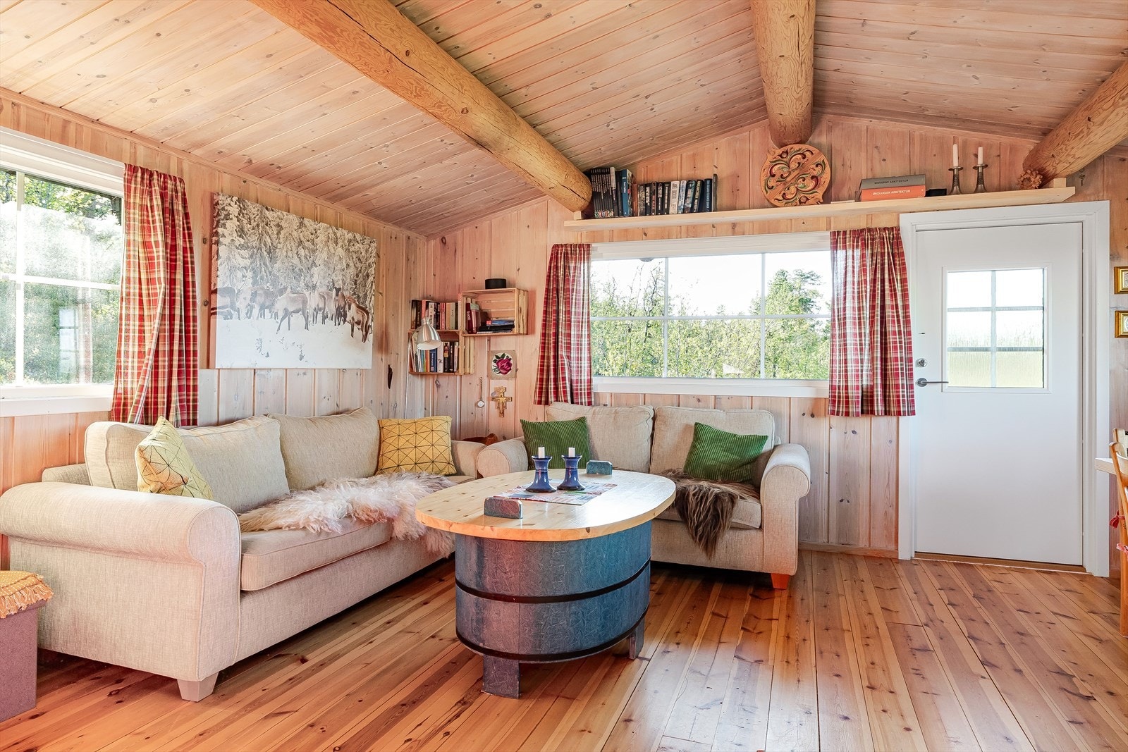 Gangen fører deg inn i en åpen løsning med stue og kjøkken, som er pent overflatebehandlet for en lysere fremtoning. Vinduer og dører ble byttet i 2021. Galleribilde