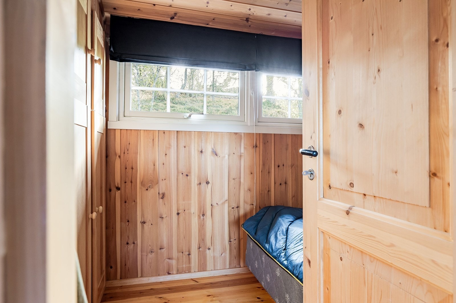 Fra gangen har du adkomst til de 3 soverommene. Hovedsoverommet ligger vendt mot sørøst, og de to øvrige soverommene ligger på den andre siden av hytta. Galleribilde