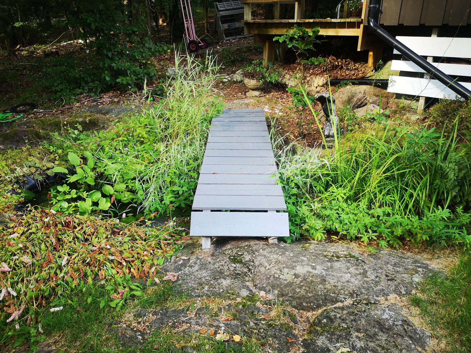 Lilledammen ved inngangspartiet Galleribilde