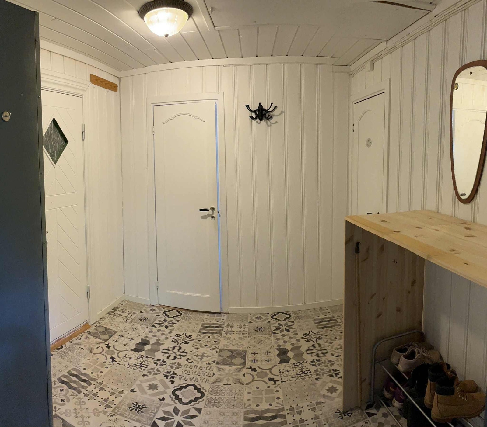 Gangen, stue rett frem, bad til høyre, soverom til venstre Galleribilde