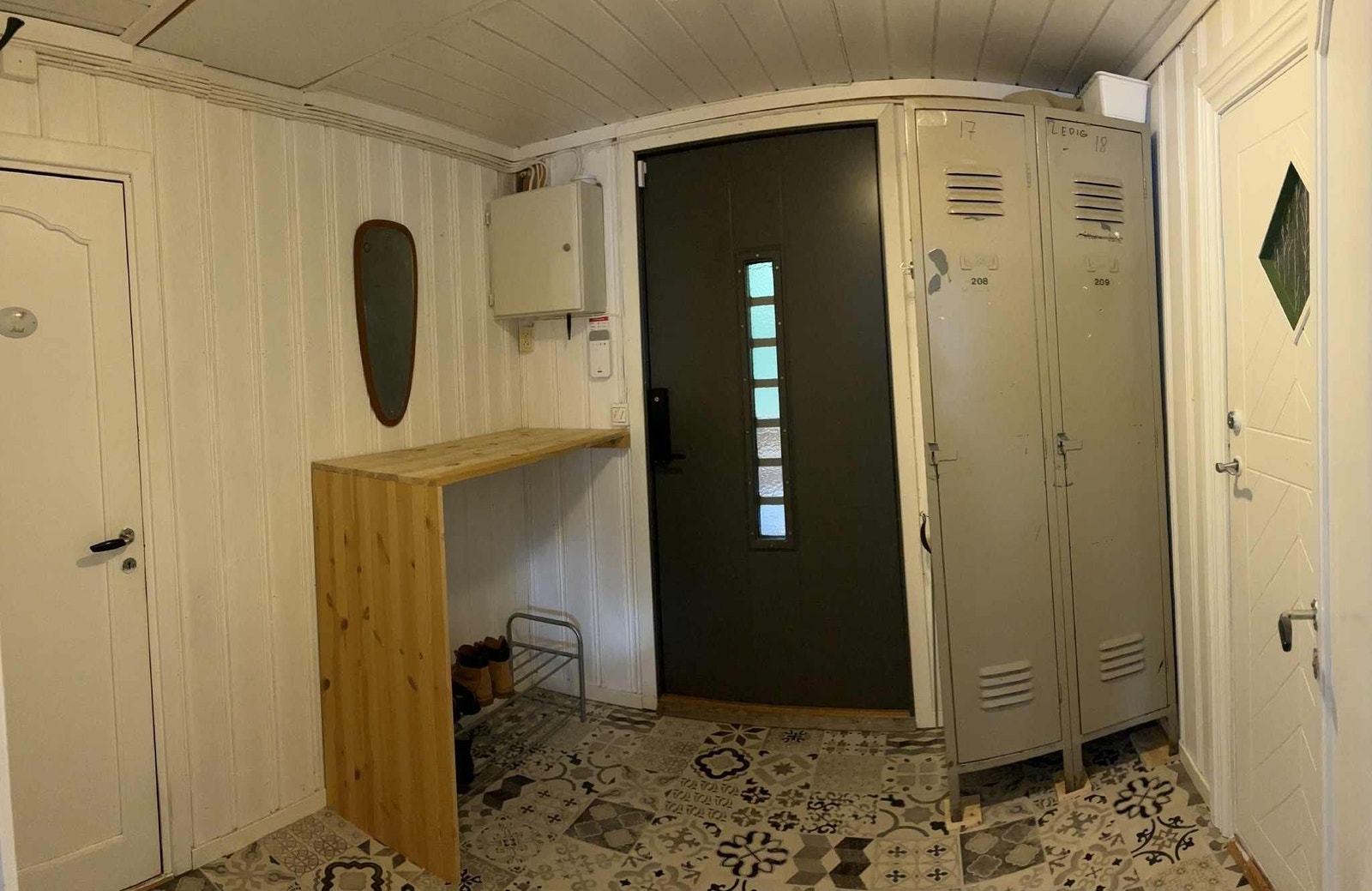 Gangen sett fra stua. Soverom til høyre, bad til venstre og inngangsdør rett frem. Galleribilde