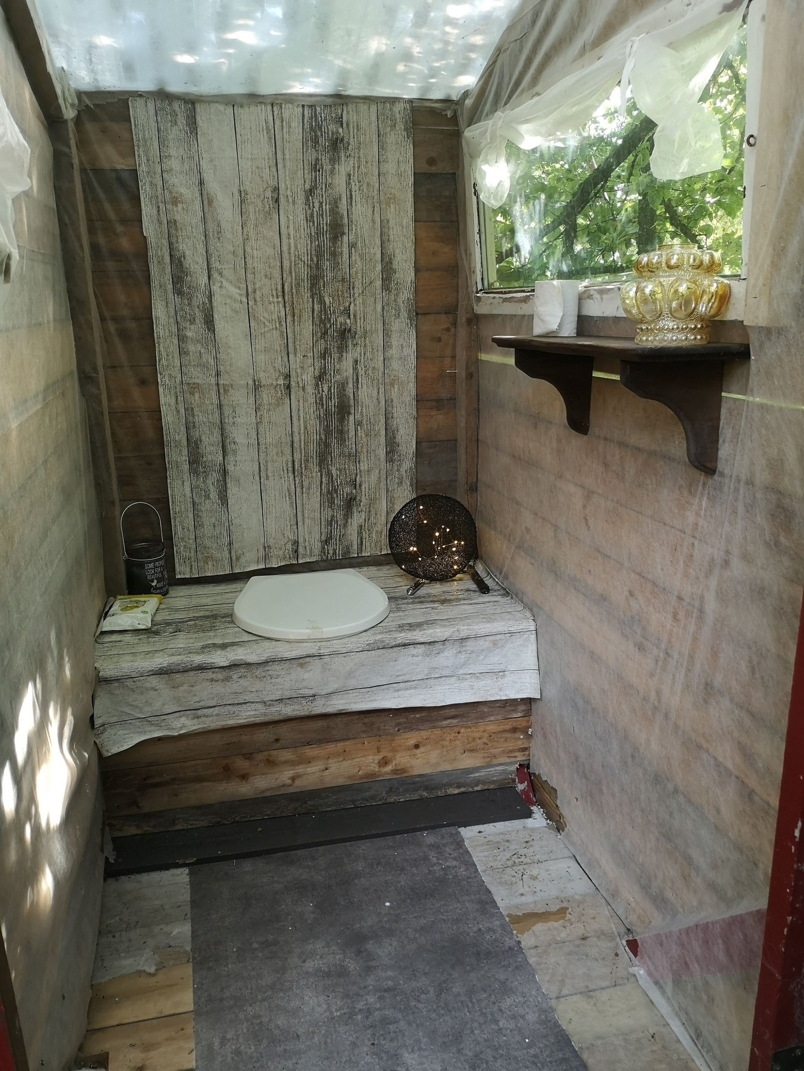 Utedo ved drivhuset Galleribilde