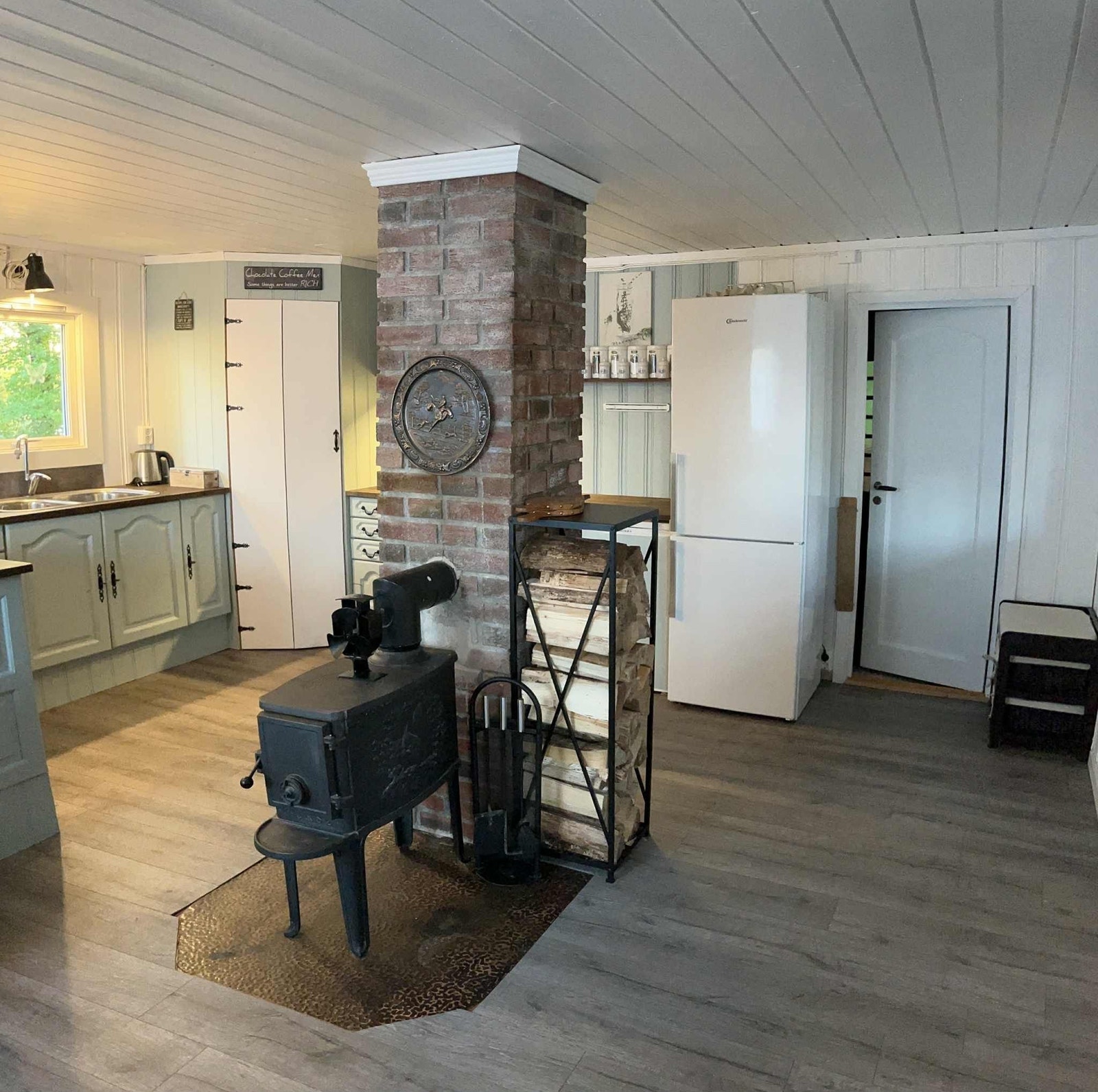 Peisen er hendig plassert midt i stuen, og varmer effektivt rommet Galleribilde