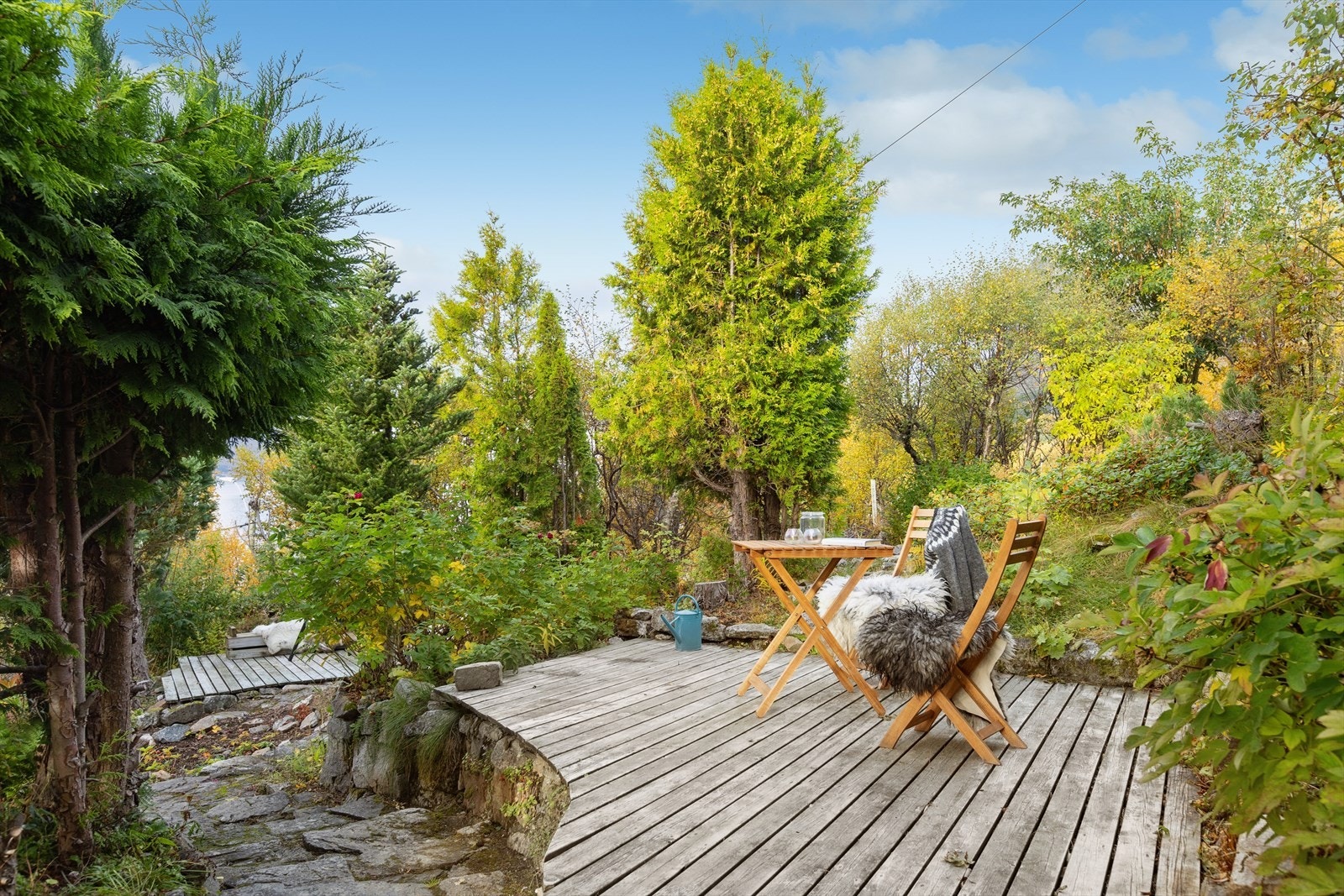 Ute er det satt opp en trivelig platting. (sommerbilde) Galleribilde