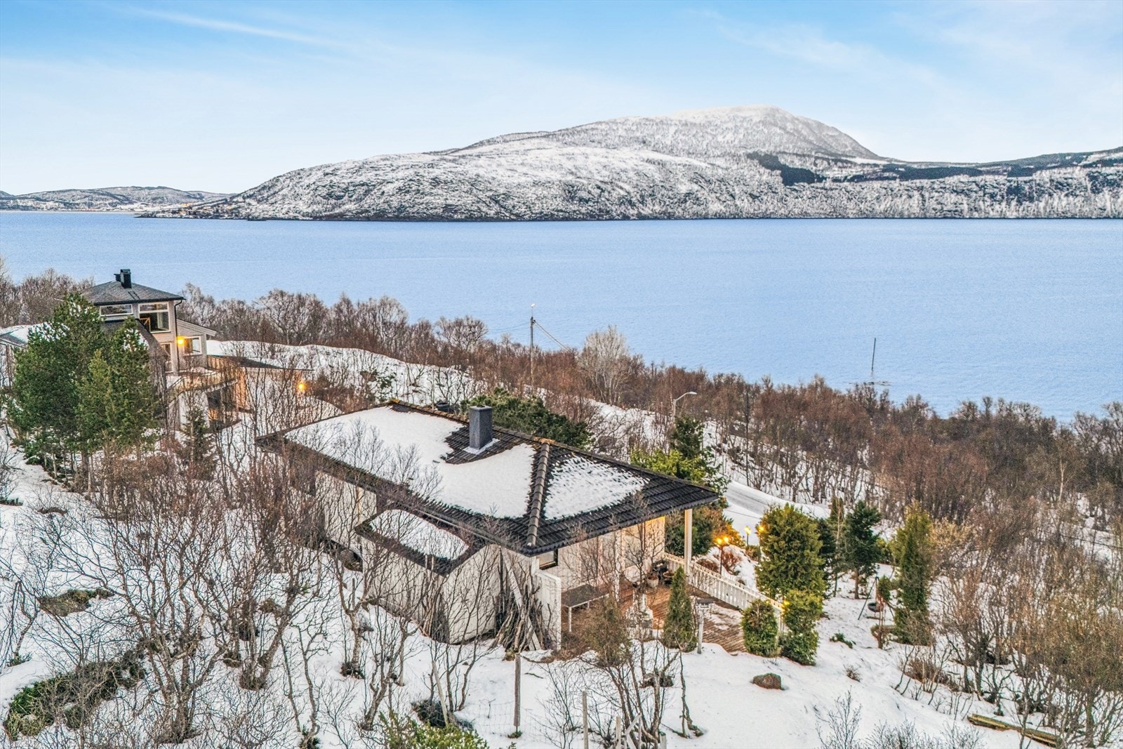 Her får man et barnevennlig område med nærhet til blant annet flotte turområder, nærbutikken og fergeleiet som sørger for raskt og enkel forbindelse til Harstad. Galleribilde