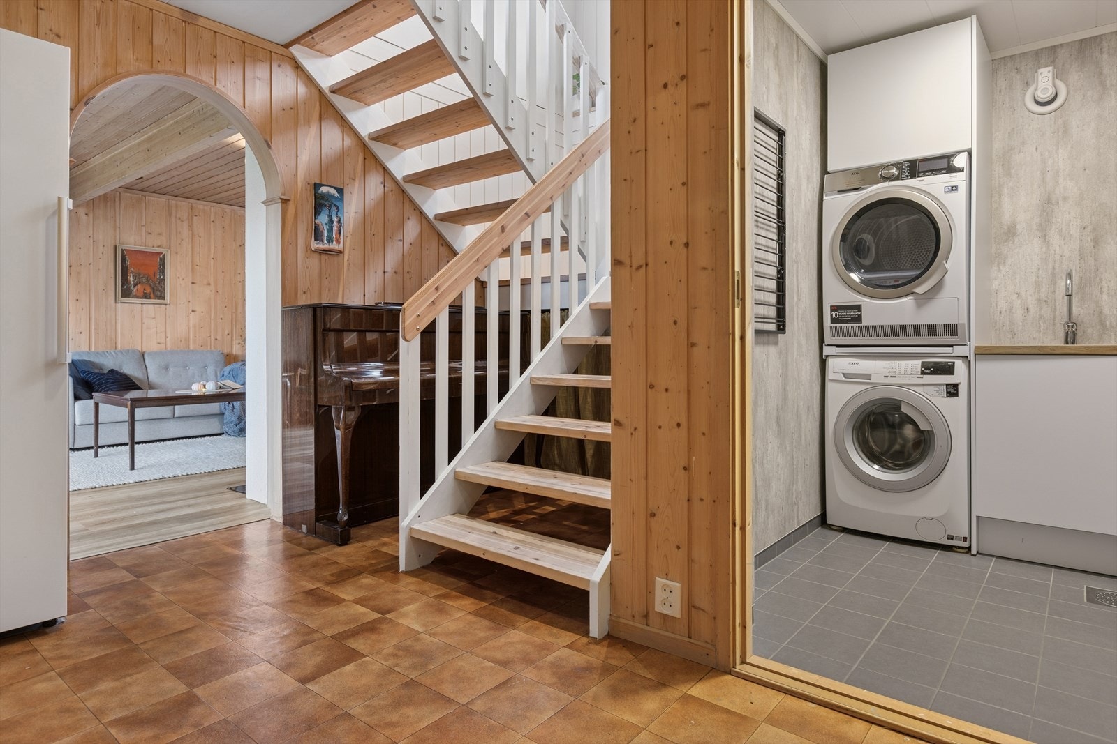 Trappen ble slipt, pusset og oljet i 2022. Galleribilde