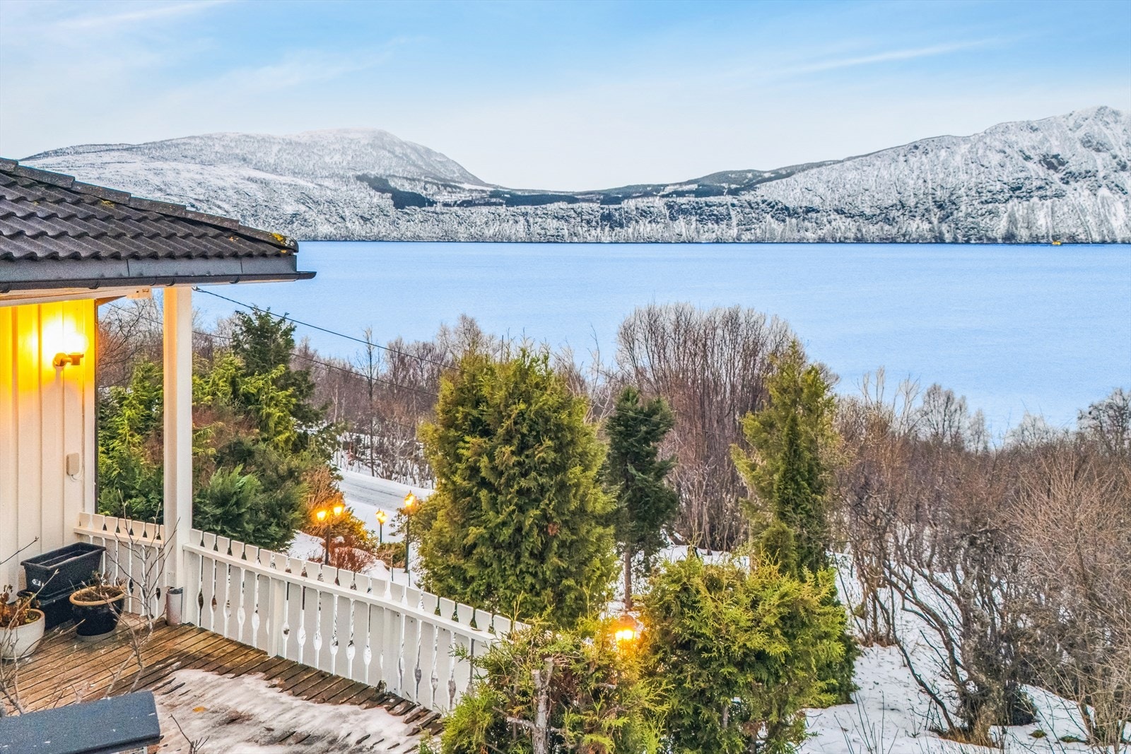 Terrassen har nordvestvendt beliggenhet som gir nydelig utsikt og gode solforhold. Galleribilde