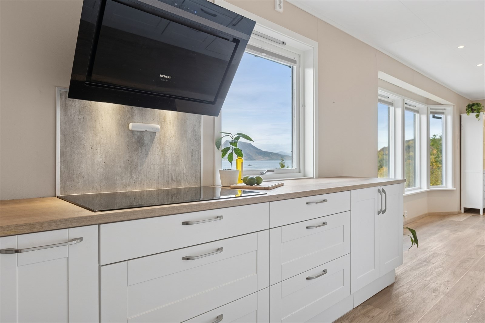 Kjøkkenet er utstyrt med integrerte hvitevarer som platetopp, stekeovn, mikro, oppvaskmaskin og kombiskap. Disse medfølger handelen. Galleribilde