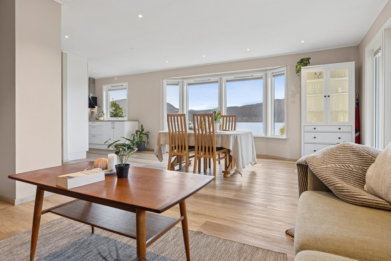 Det ble også satt inn nye spotter i stue, kjøkken, gang og bad i 2022. Galleribilde