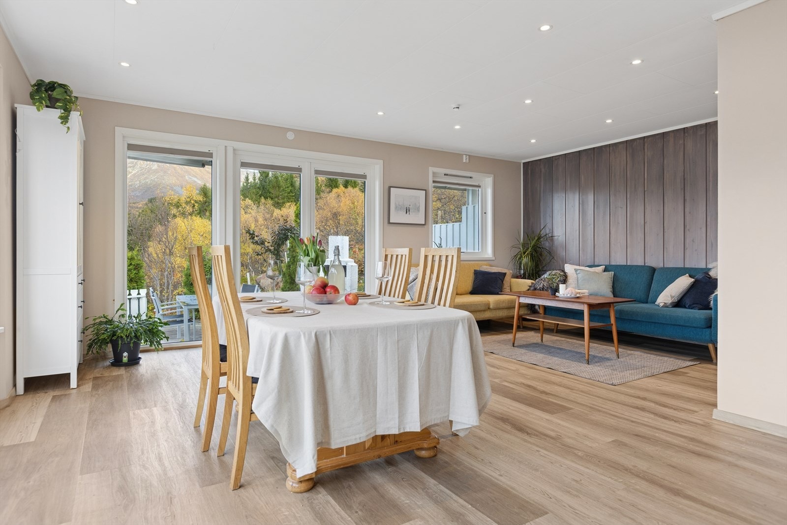 Hovedetasjen varmes opp med varmepumpe fra 2021. Samme år ble både vinduene og balkongdøren skiftet ut Galleribilde