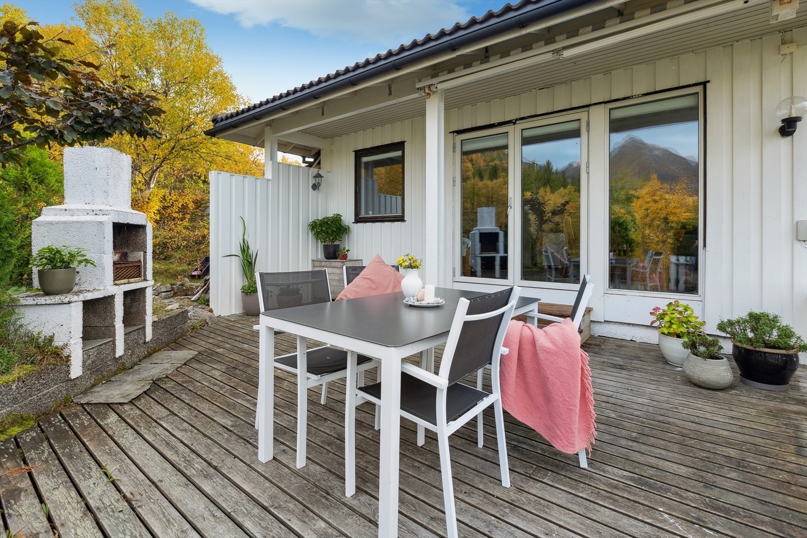 Det er satt opp praktisk utebod i bakkant av boligen for ekstra oppbevaring. (sommerbilde) Galleribilde