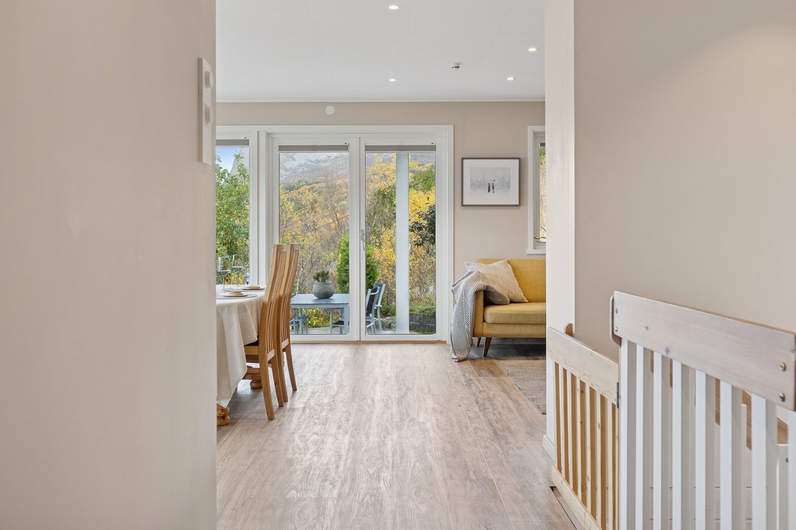 Vegg mellom kjøkken og stue ble revet for en åpen løsning mellom stue og kjøkken. Samtidig ble det satt opp en ny vegg mellom trappen og stuen. Dette skjedde i 2021. Galleribilde