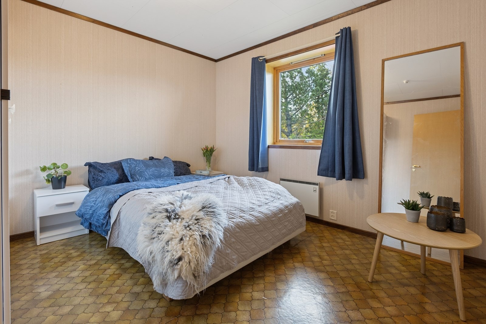 I underetasjen ligger boligens tredje soverom. Rommet er romslig og gir god plass til dobbeltseng med tilhørende møbler. Galleribilde