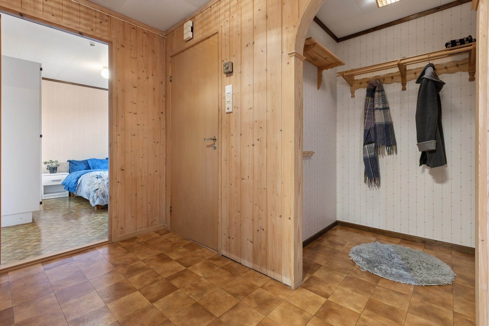 Romslig gang med praktisk innhuk til garderobeoppbevaring. Galleribilde