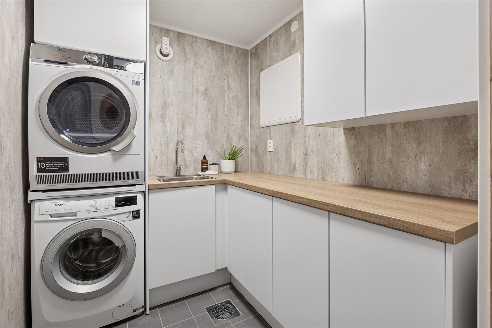 Separat vaskerom i underetasjen, renovert i 2022. Vaskerommet ble totalrenovert med nytt rør-i-rør-system, membran, flislagte gulv, samt ny innredning. Arbeidet er utført av Volt Bolig AS, Andersen Rør AS, Murbygg AS og Hentek AS (Elektro AS). Galleribilde