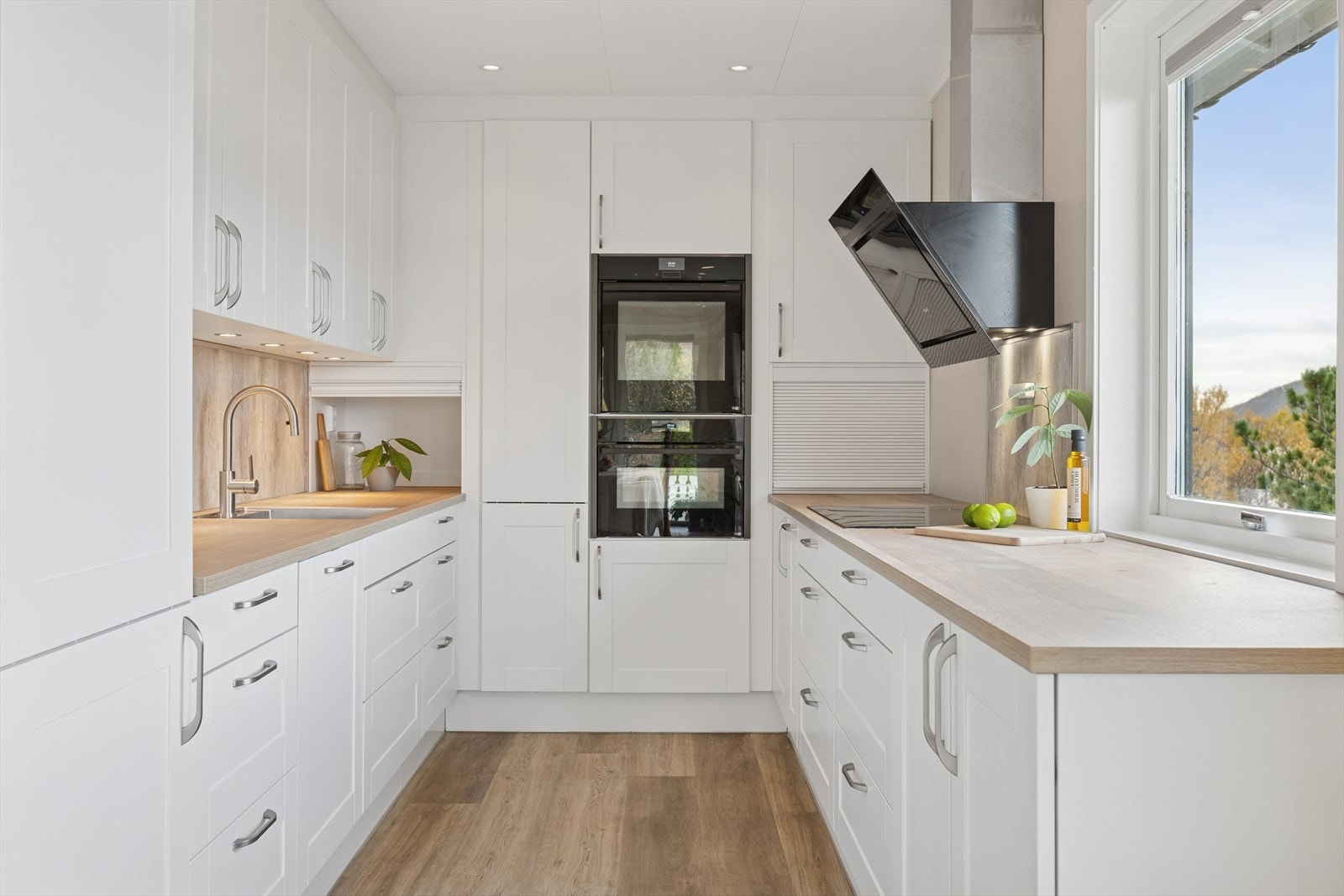 Smakfullt og moderne JKE-kjøkken med profilerte fronter i lys utførelse. Galleribilde