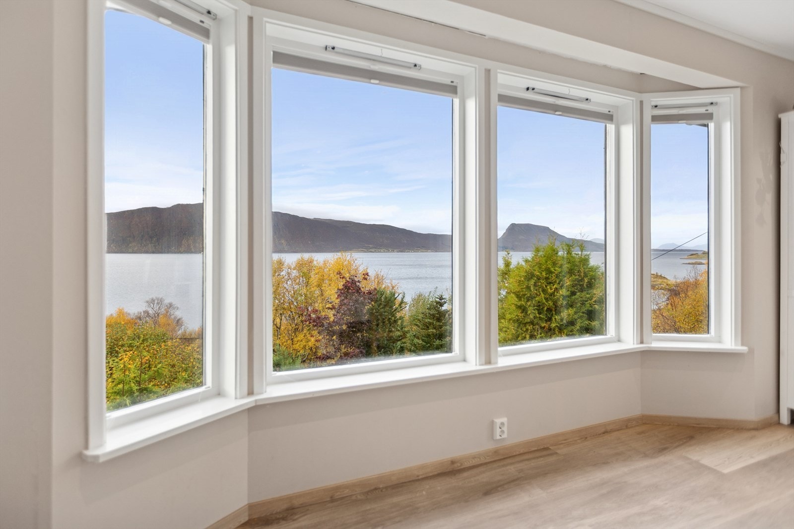 Karnapp i stue og de store vindusflatene gir boligen rikelig med naturlig lys, flott utsikt og en luftig, romslig atmosfære. Galleribilde