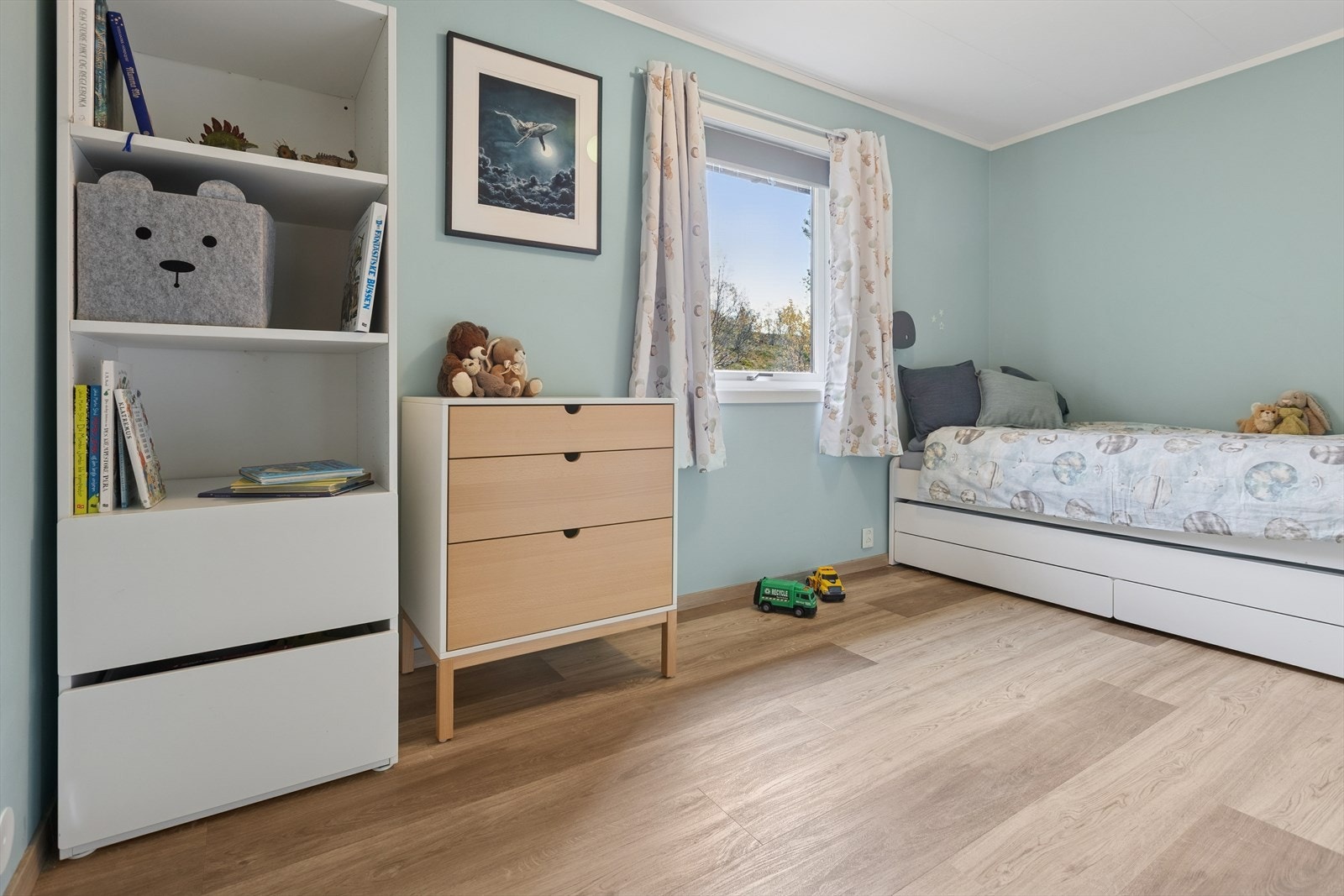 Soverom 2 i hovedetasjen. I 2023 ble det lagt nytt gulv på rommet. Galleribilde