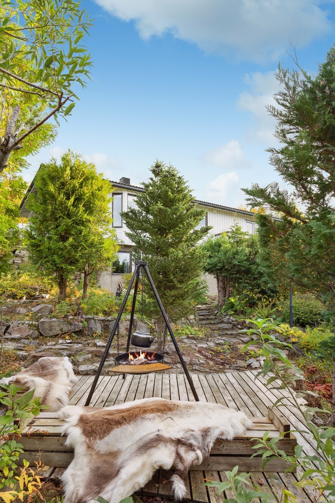 I 2023 ble fasaden på sørveggen malt og elbillader etablert. (sommerbilde) Galleribilde