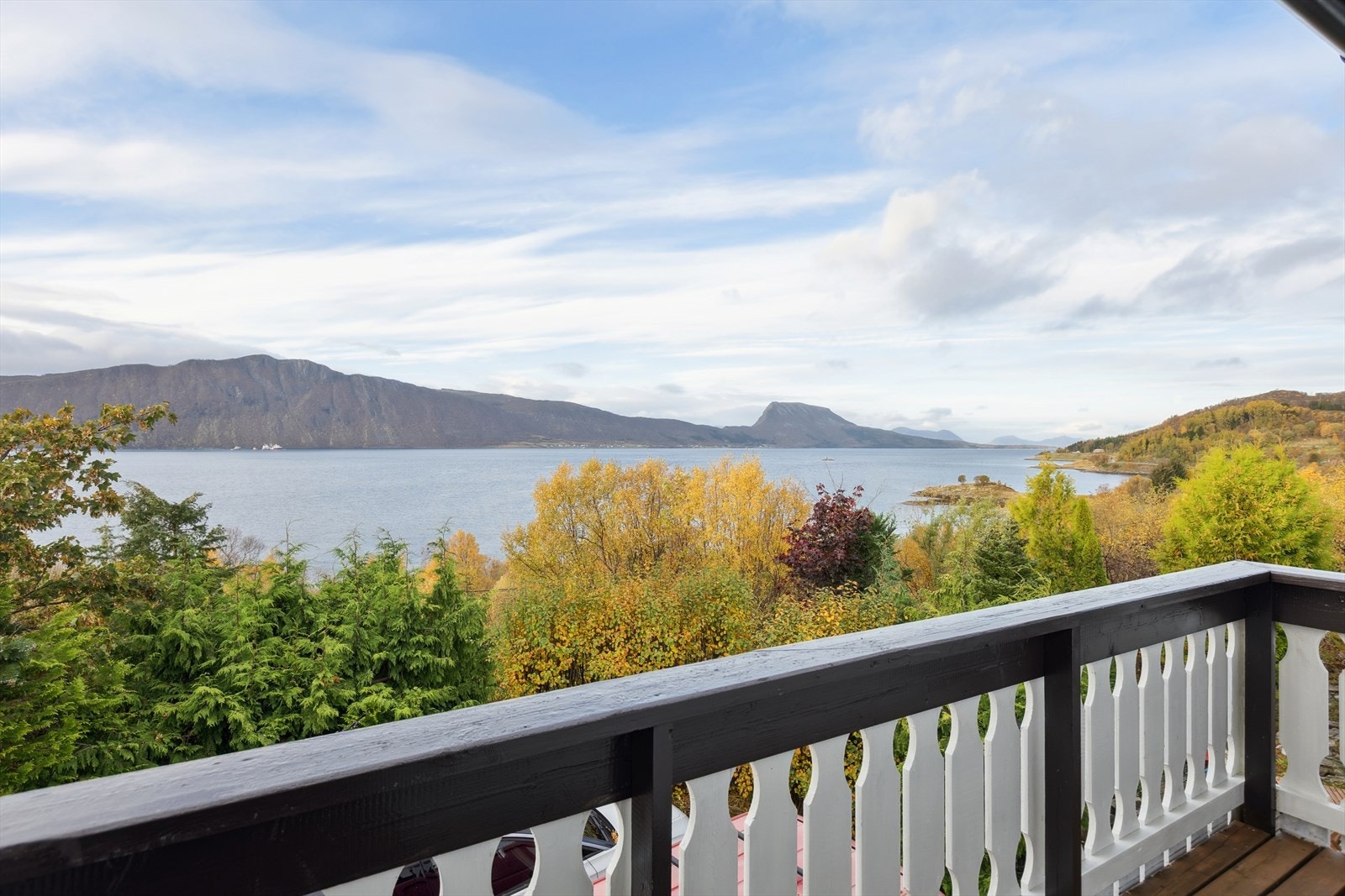 Fra hovedsoverommet har man direkte utgang til en trivelig, sørvestvendt balkong med gode solforhold og fin utsikt. Balkongen ble malt i 2024. (sommerbilde) Galleribilde