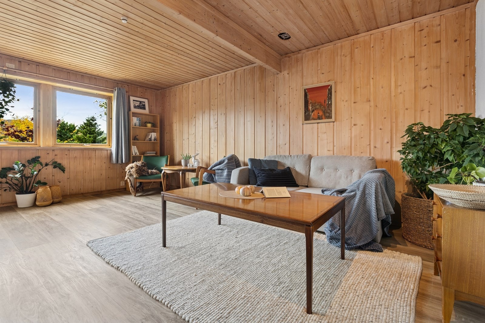 Det ble lagt nytt klikkvinylgulv i kjellerstuen i 2022. Galleribilde