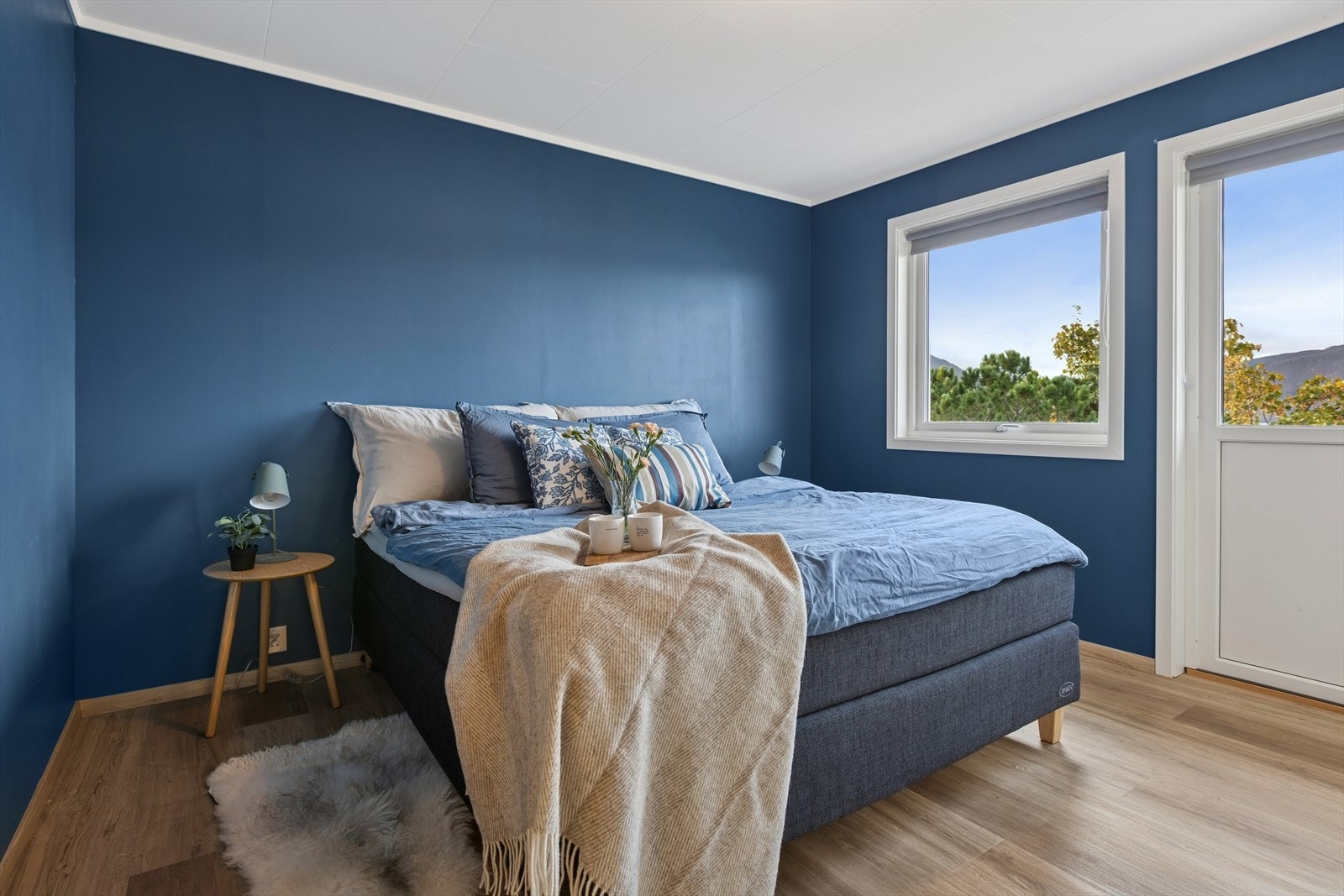 Boligen har tre soverom, to i andre etasje og ett i underetasjen. Dette rommet fungerer som hovedsoverom. Galleribilde