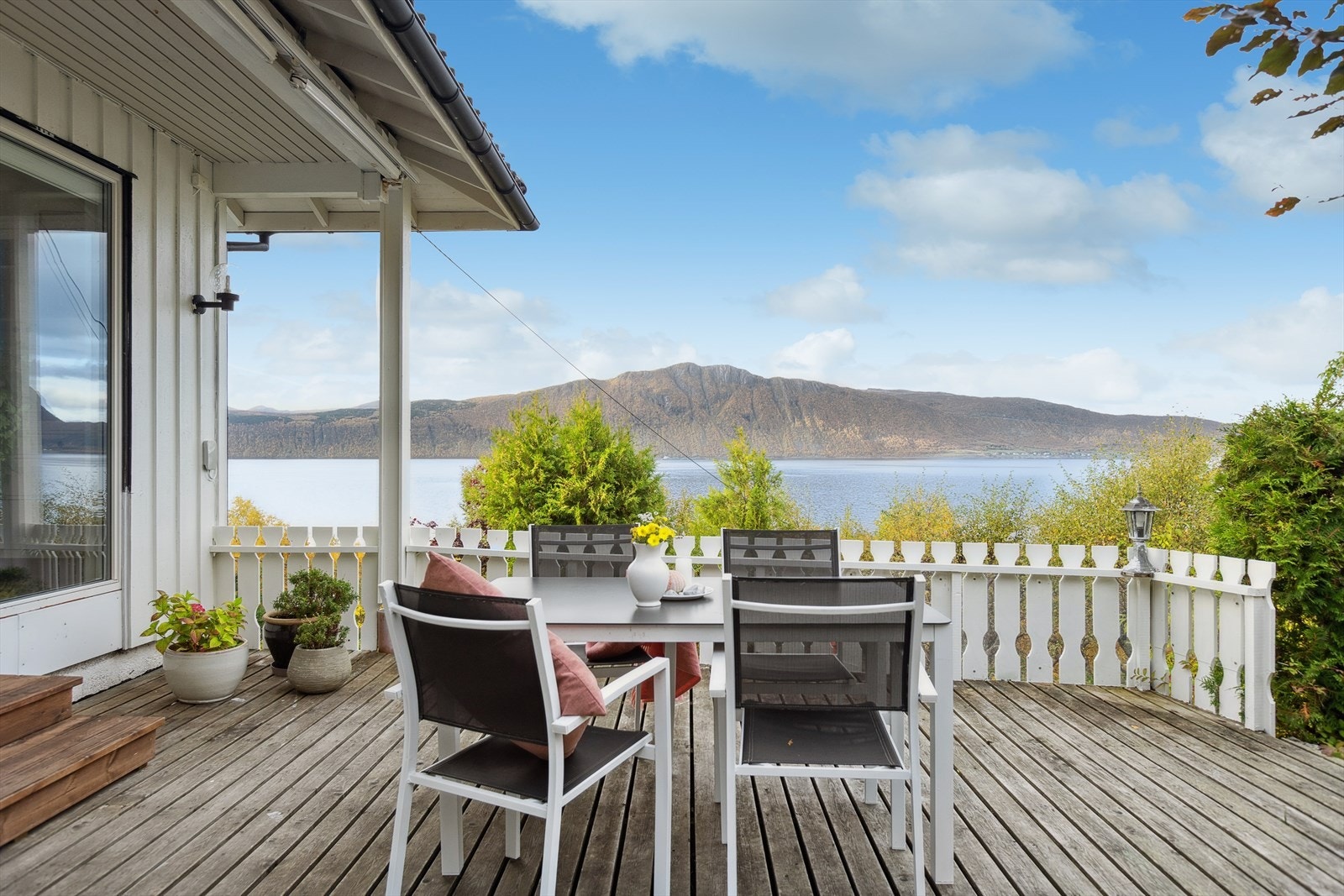 Direkte fra stuen ligger boligens romslige terrasse. I 2025 ble terrassen oppgradert med nymalte flater og nymalt rekkverk på innsiden. (sommerbilde) Galleribilde