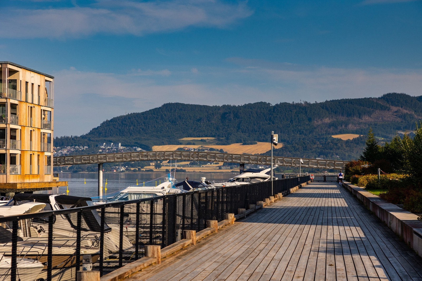 Nærområdet oppleves som hyggelig og eksklusivt. Her finner du flotte uteområder og badestrand. Området består av moderne nybygg. Galleribilde