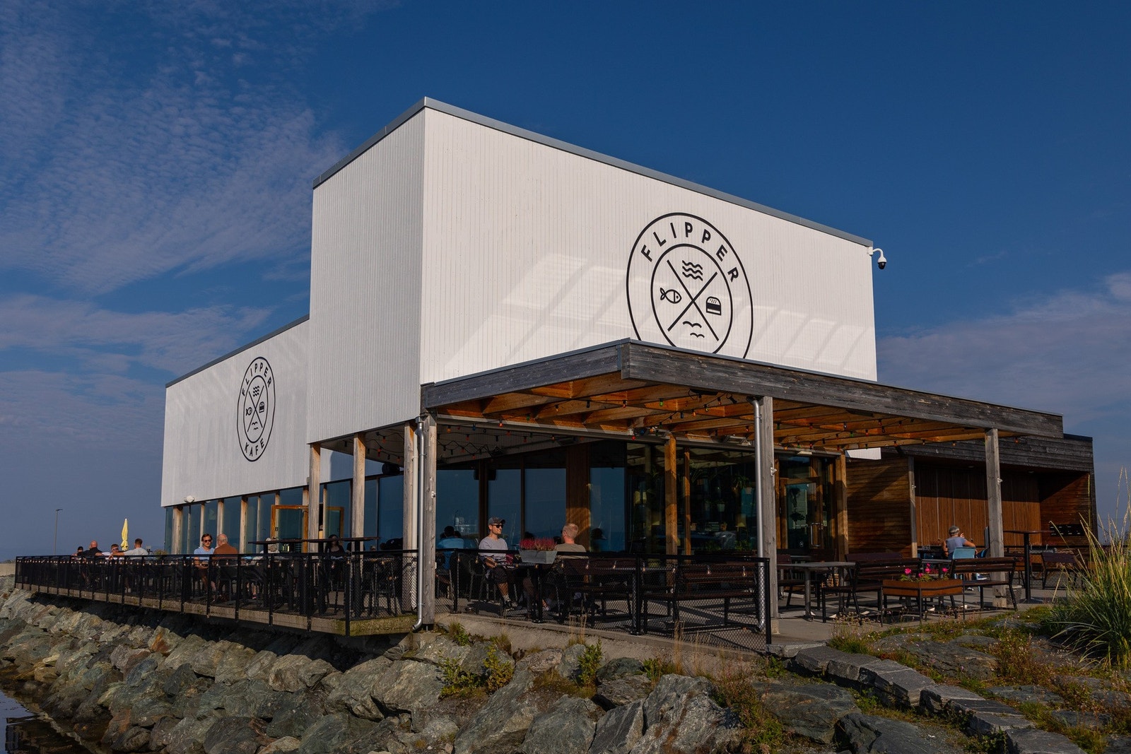 Flipper ligger ca 80m unna, og serverer både mat og drikke hele året. Galleribilde
