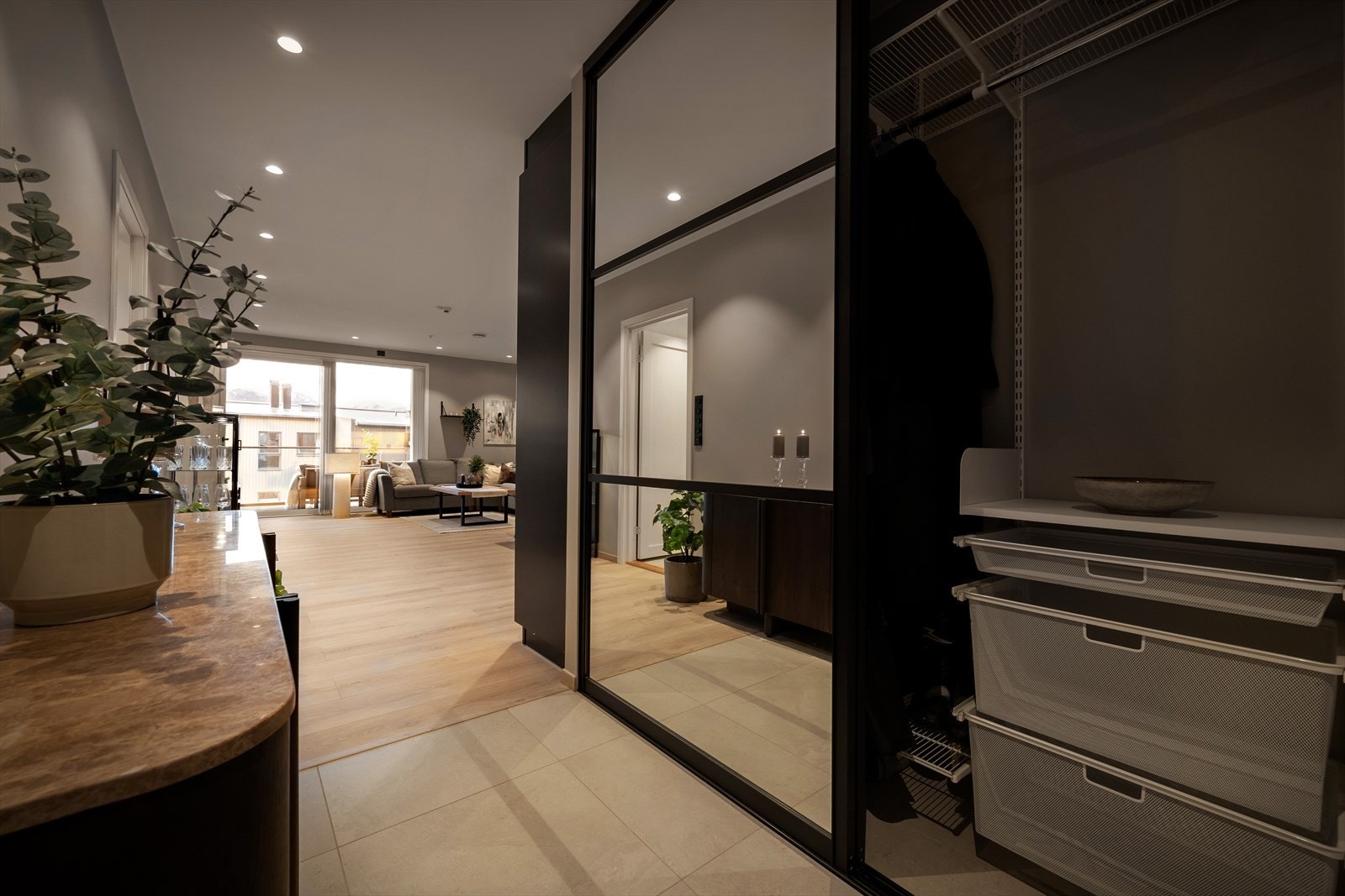 Velkommen inn i flislagt entre med Elfa skyvedørsgarderobe på høgre hand Galleribilde