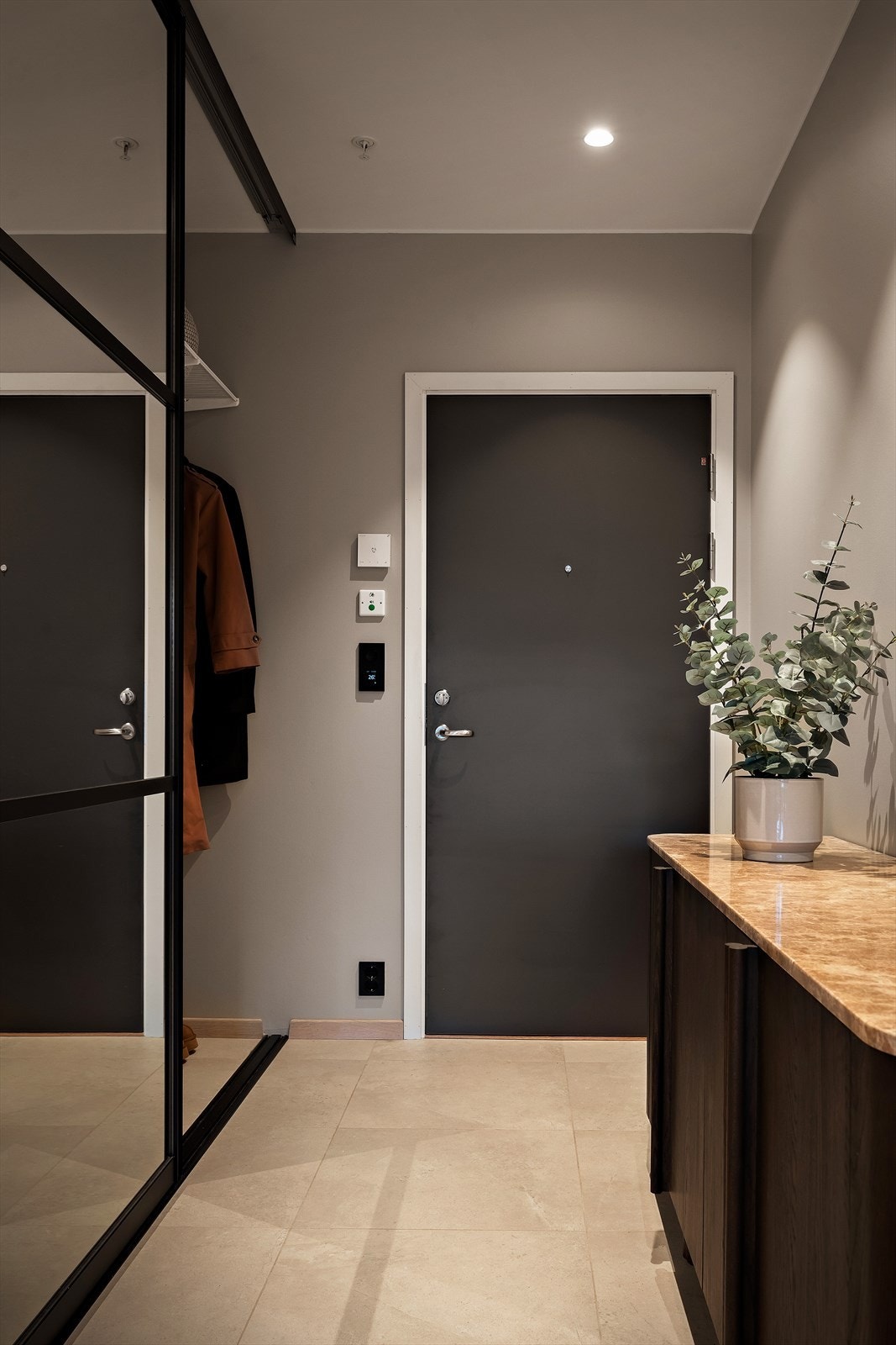 Moderne entre med stilreine detaljar og god belysning Galleribilde