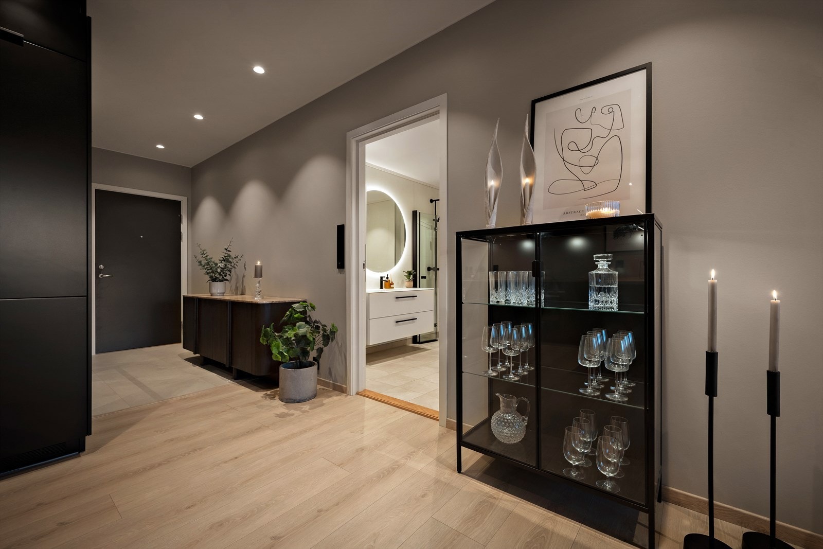 Innvendige dører er av typen massiv dører med dempelister Galleribilde