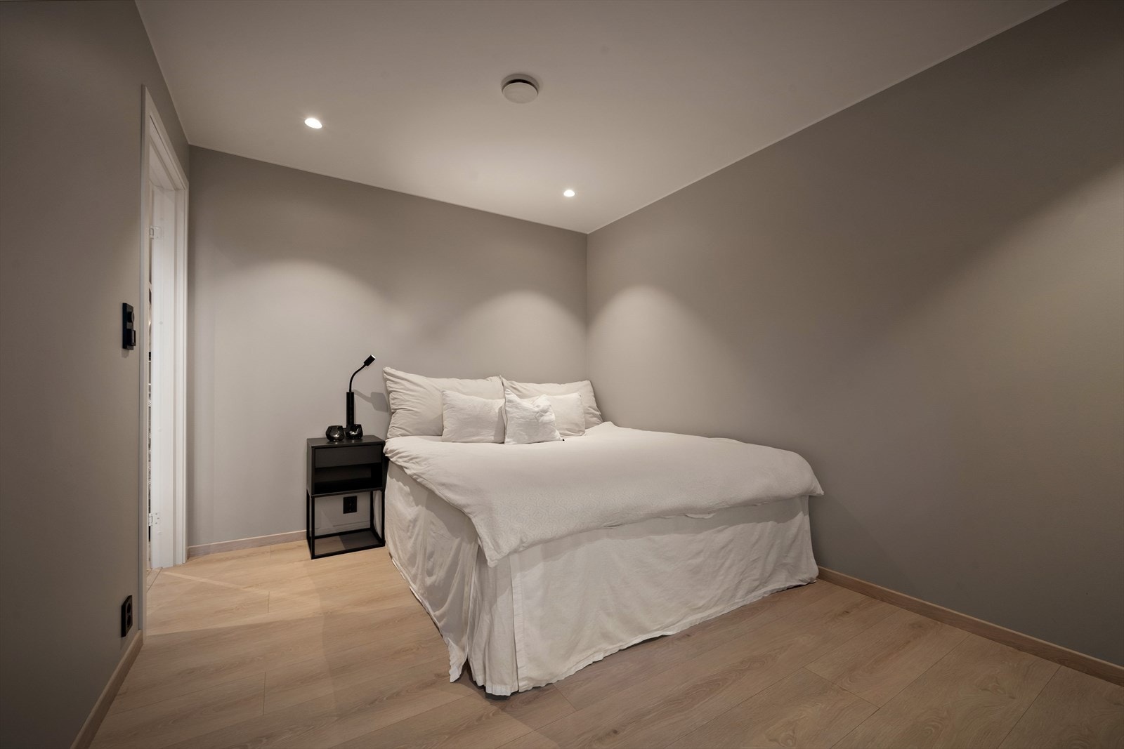 Også her er det LED-belysning i himling og USB-uttak i nattbordlampe Galleribilde