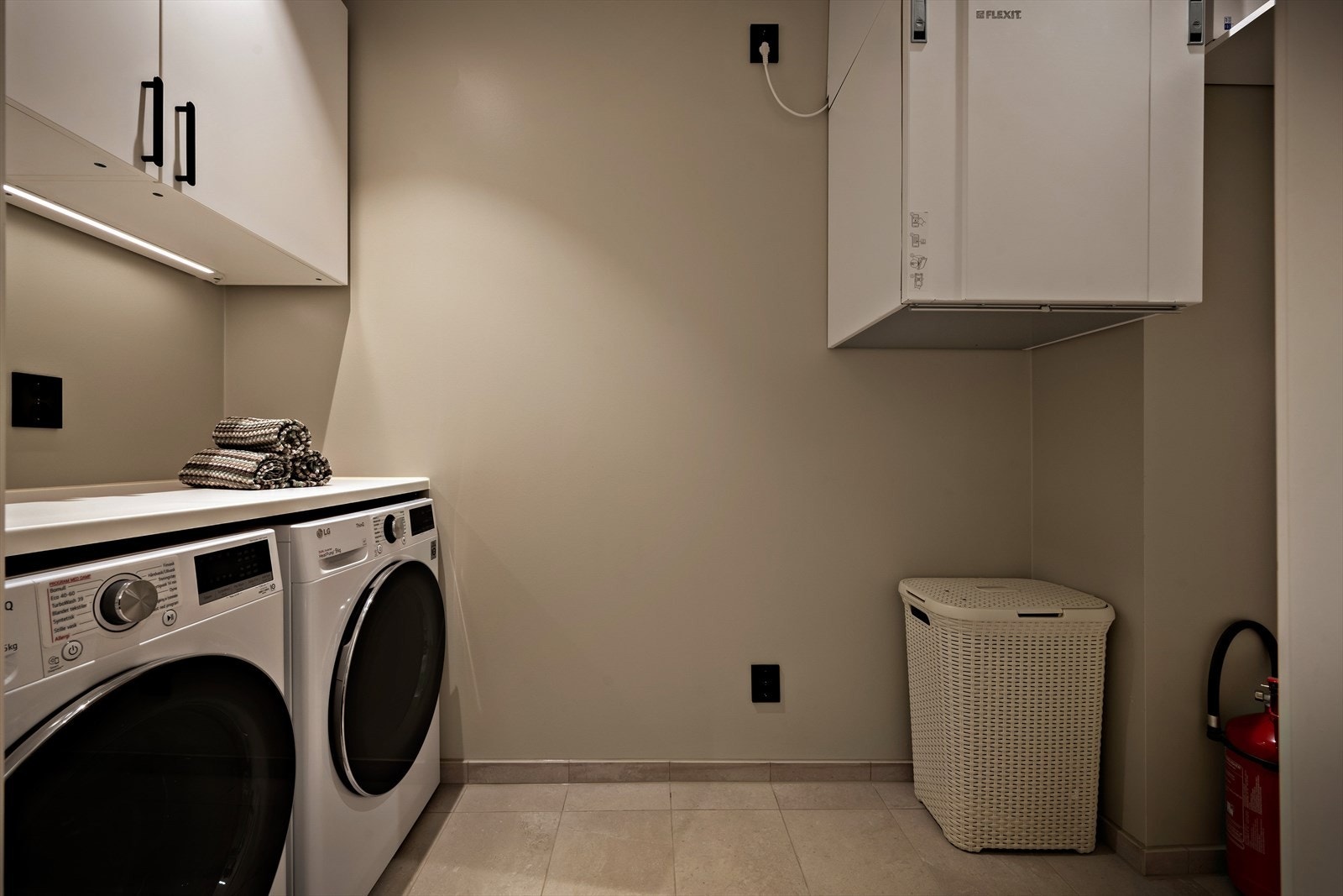 Vaskeromsavdelinga er praktisk skjult bak skyvedør og er innreiia med benk og overskåp. Motor for balansert ventilasjon er plassert her Galleribilde