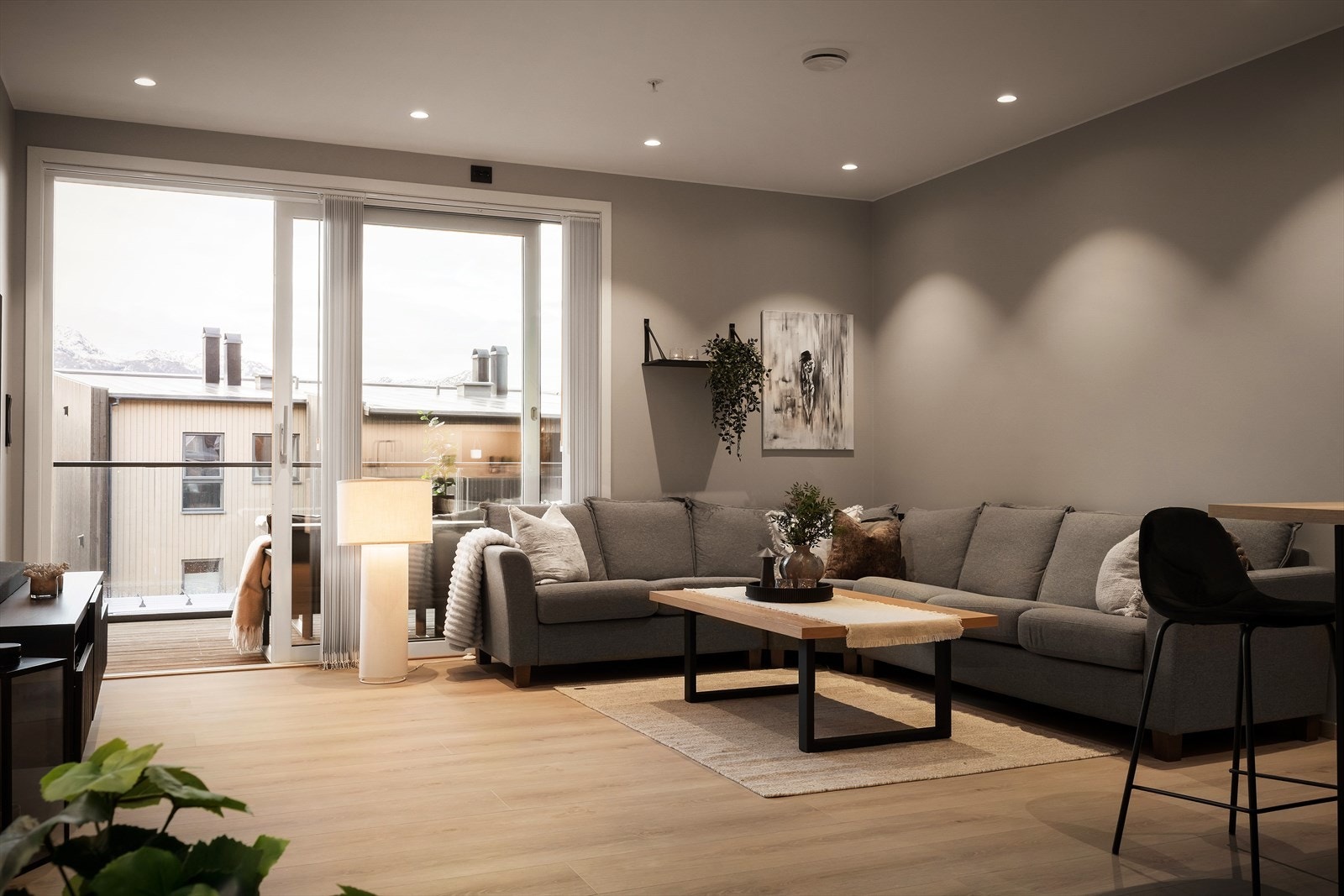 Det er gjennomgåande laminat med vassboren golvvarme på golva, slette veggflater og listefri overgang til slett himling Galleribilde